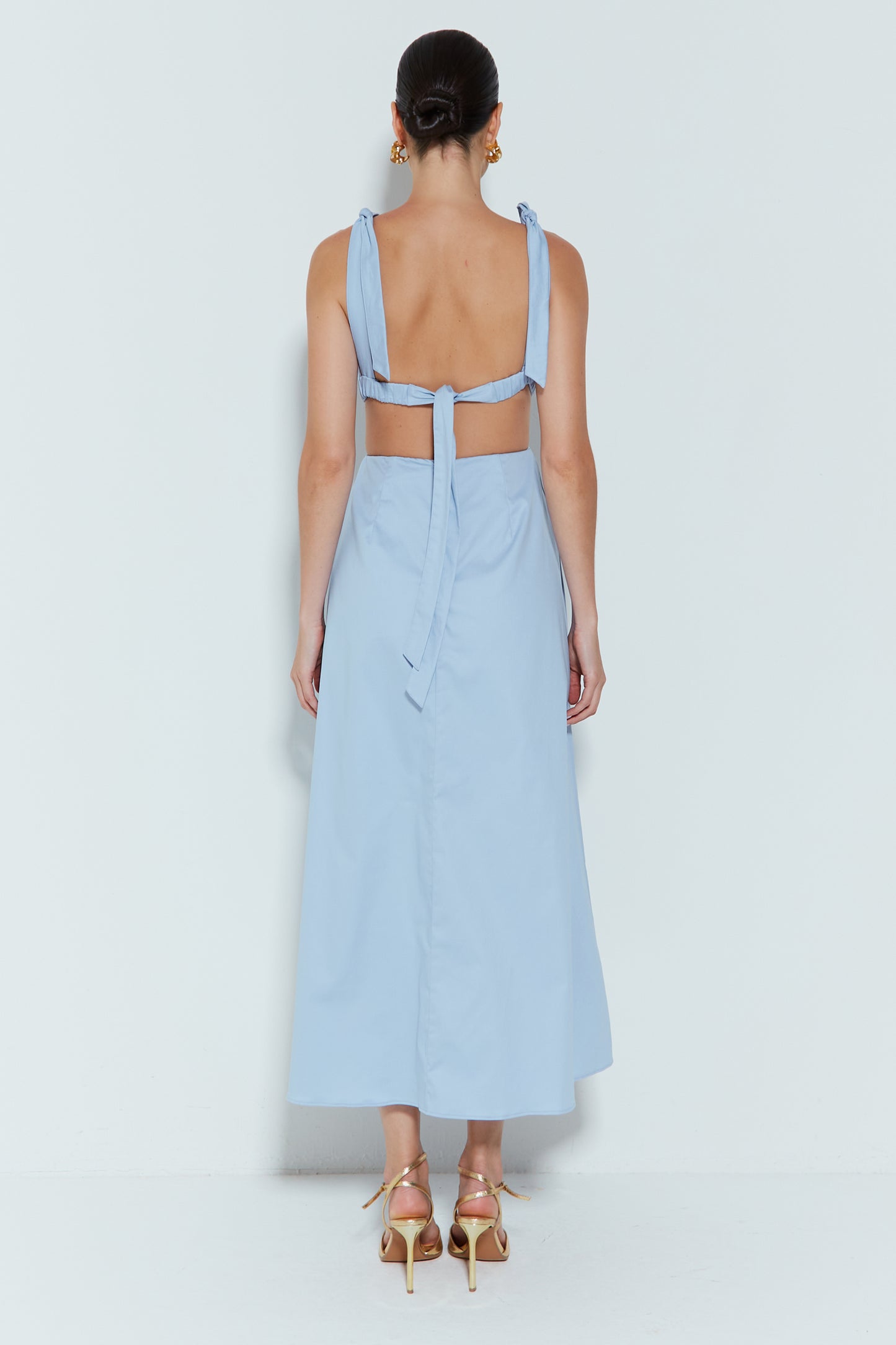 VESTIDO LONGO FRENTE ÚNICA COM AMARRAÇÃO NOS OMBROS AZUL CELESTE