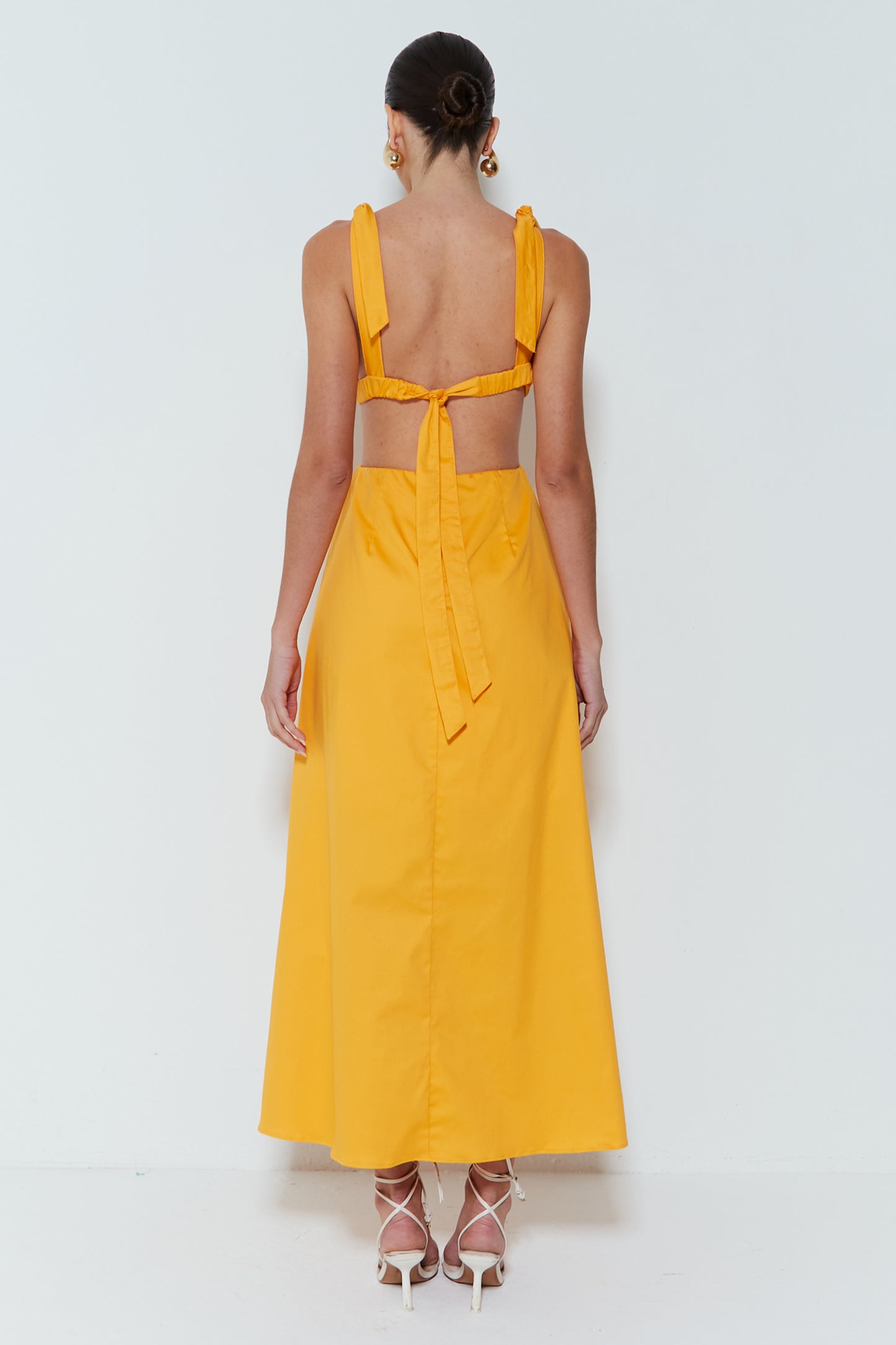 VESTIDO LONGO FRENTE ÚNICA COM AMARRAÇÃO NOS OMBROS LARANJA MANGA