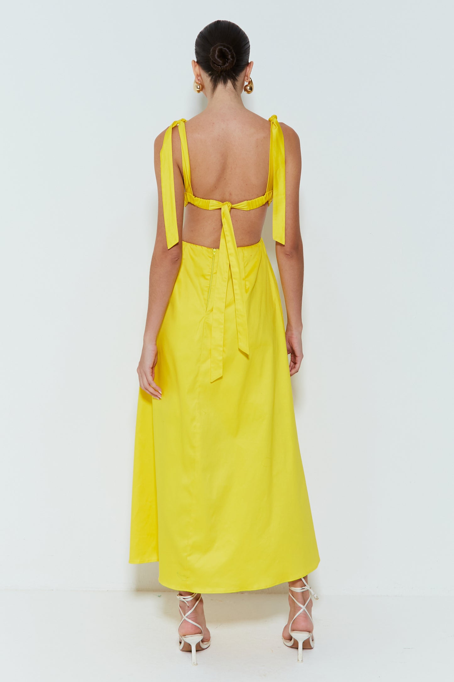 VESTIDO LONGO FRENTE ÚNICA COM AMARRAÇÃO NOS OMBROS AMARELO OURO