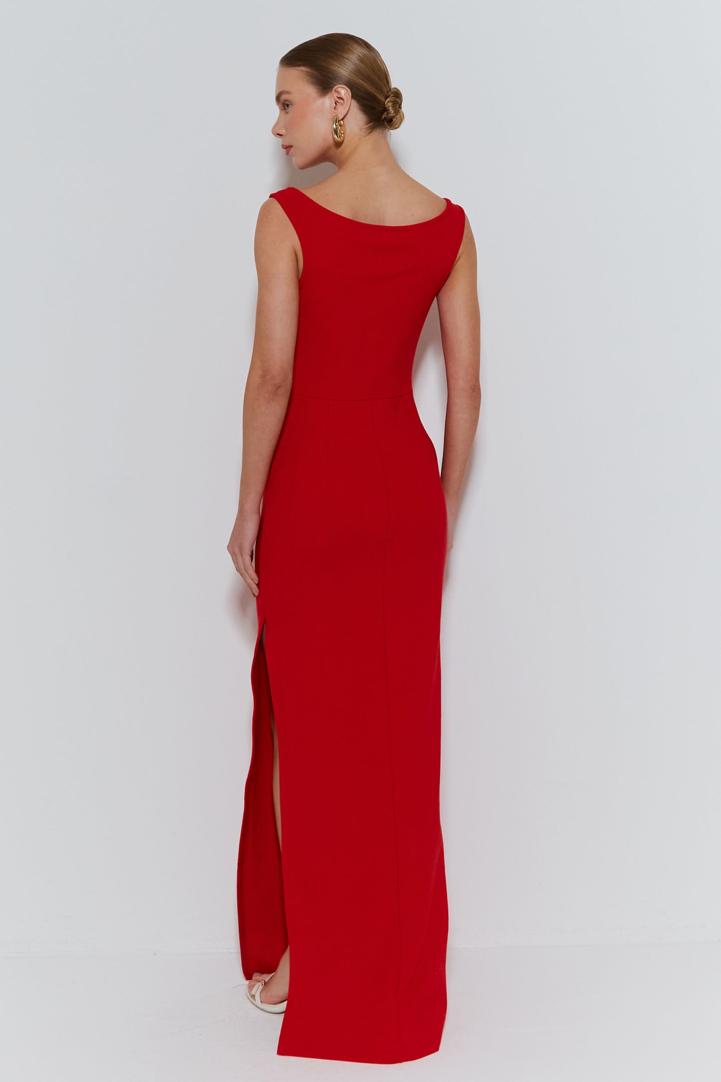 VESTIDO LONGO COM RECORTES MEIO BUSTO E FENDA LATERAL VERMELHO