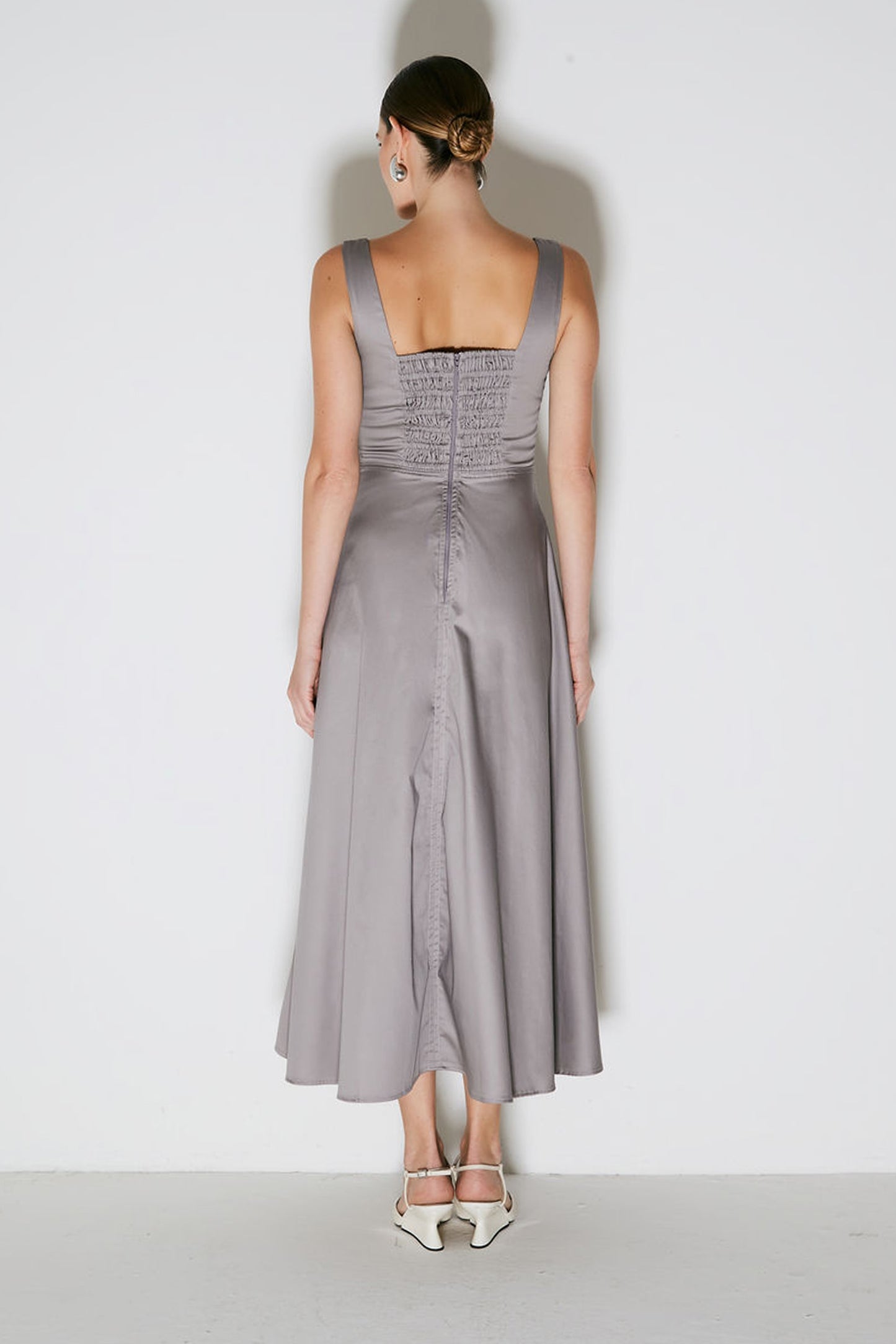 VESTIDO MIDI COM PESPONTO E BARRA AMPLA CINZA