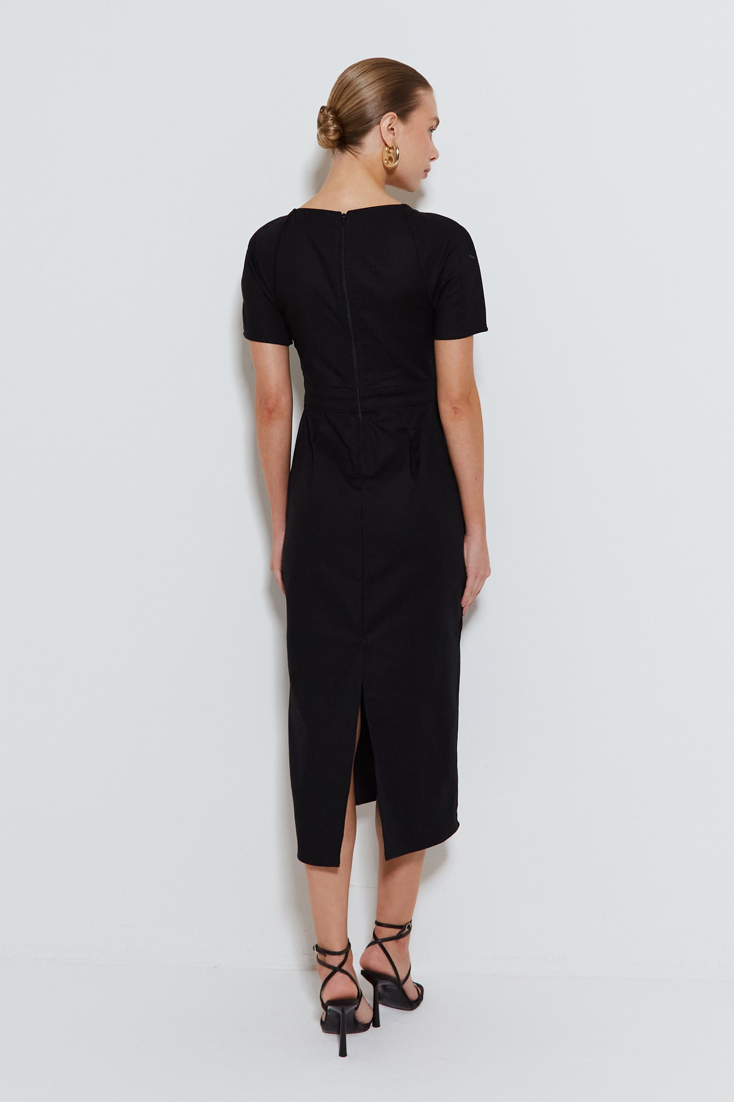 VESTIDO MIDI ESTRUTURADO MANGA CURTA DECOTE PRINCESA PRETO