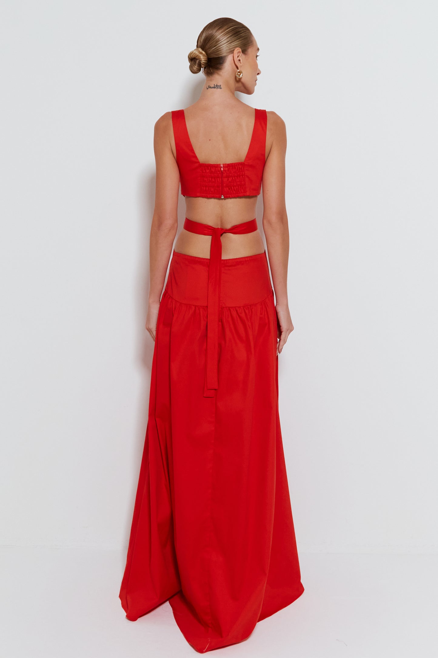 VESTIDO LONGO SAIA RODADA COM AMARRAÇÃO COSTAS VERMELHO TOMATE
