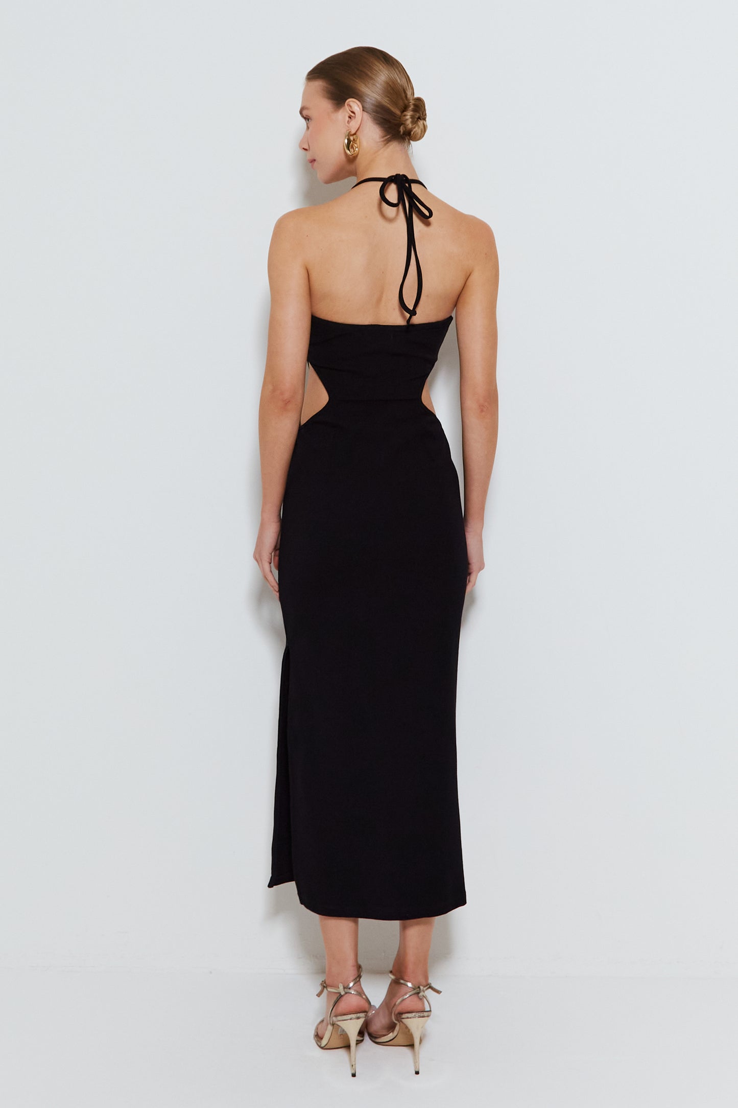 VESTIDO MIDI COM RECORTES NA CINTURA E AMARRAÇÃO PRETO