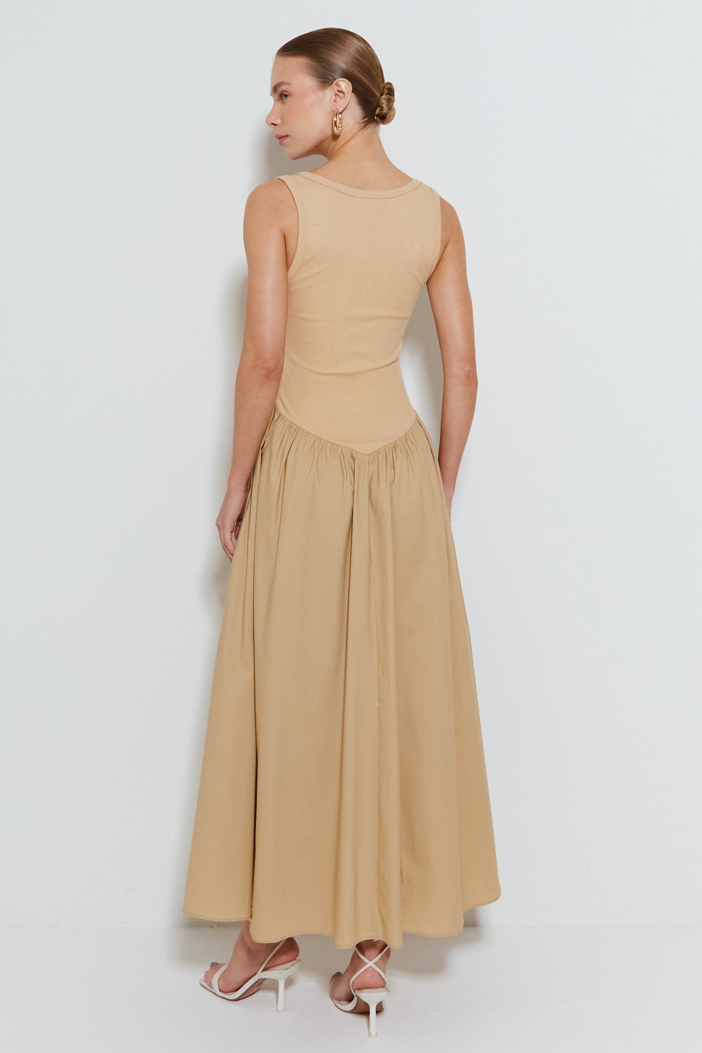 VESTIDO MIDI REGATA COM SAIA RODADA E FENDA BEGE MEL