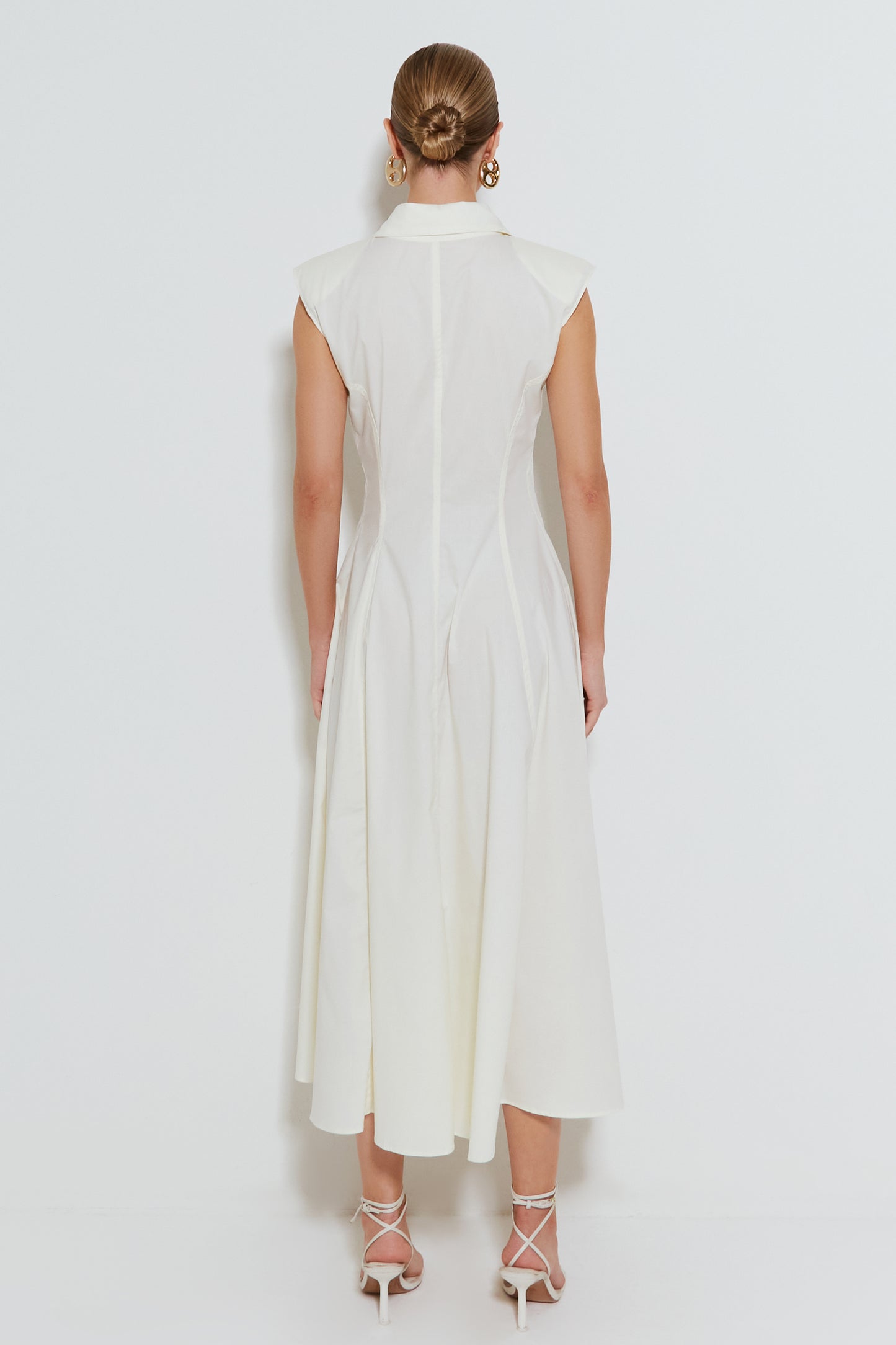 VESTIDO MIDI ACINTURADO COM OMBREIRAS E BOTOES CREME