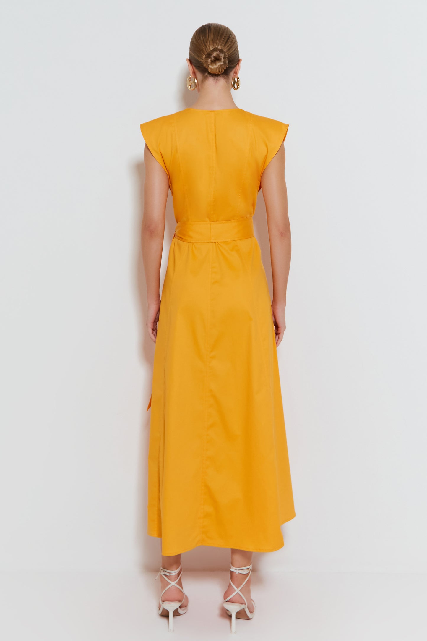 CHEMISE MIDI COM OMBREIRAS E FAIXA LARANJA MANGA