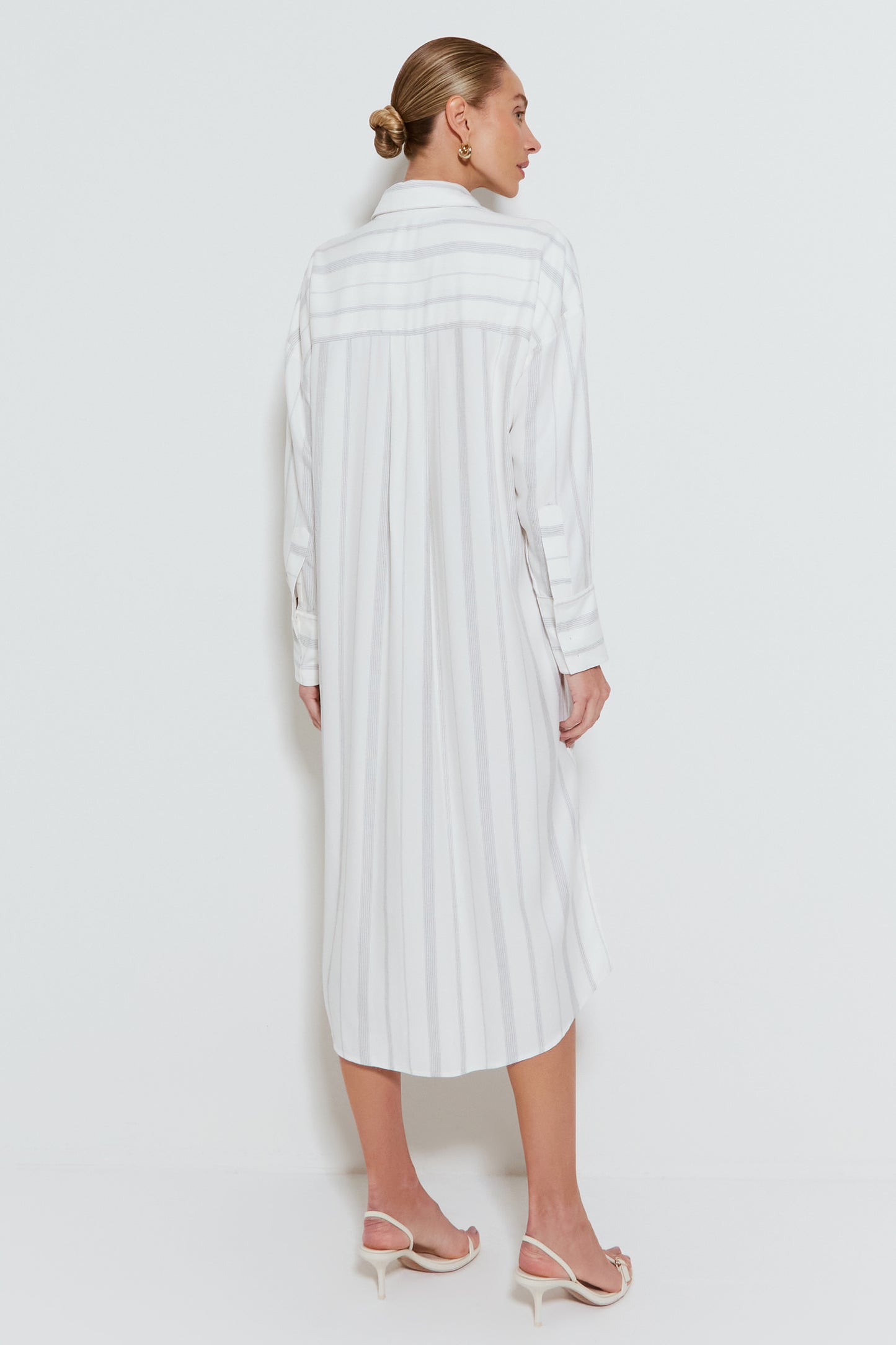 VESTIDO MIDI CHEMISE COM FENDAS LATERAIS LISTRADO PRETO