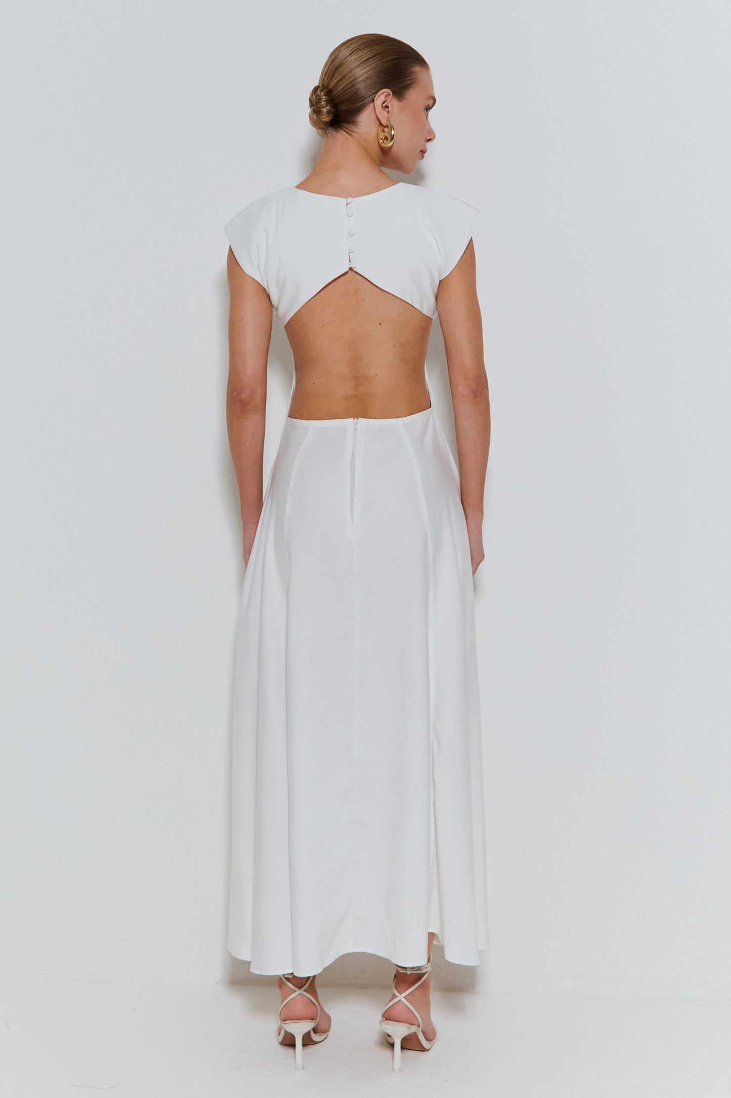 VESTIDO MIDI COM OMBREIRAS E ABERTURA NAS COSTAS OFF WHITE