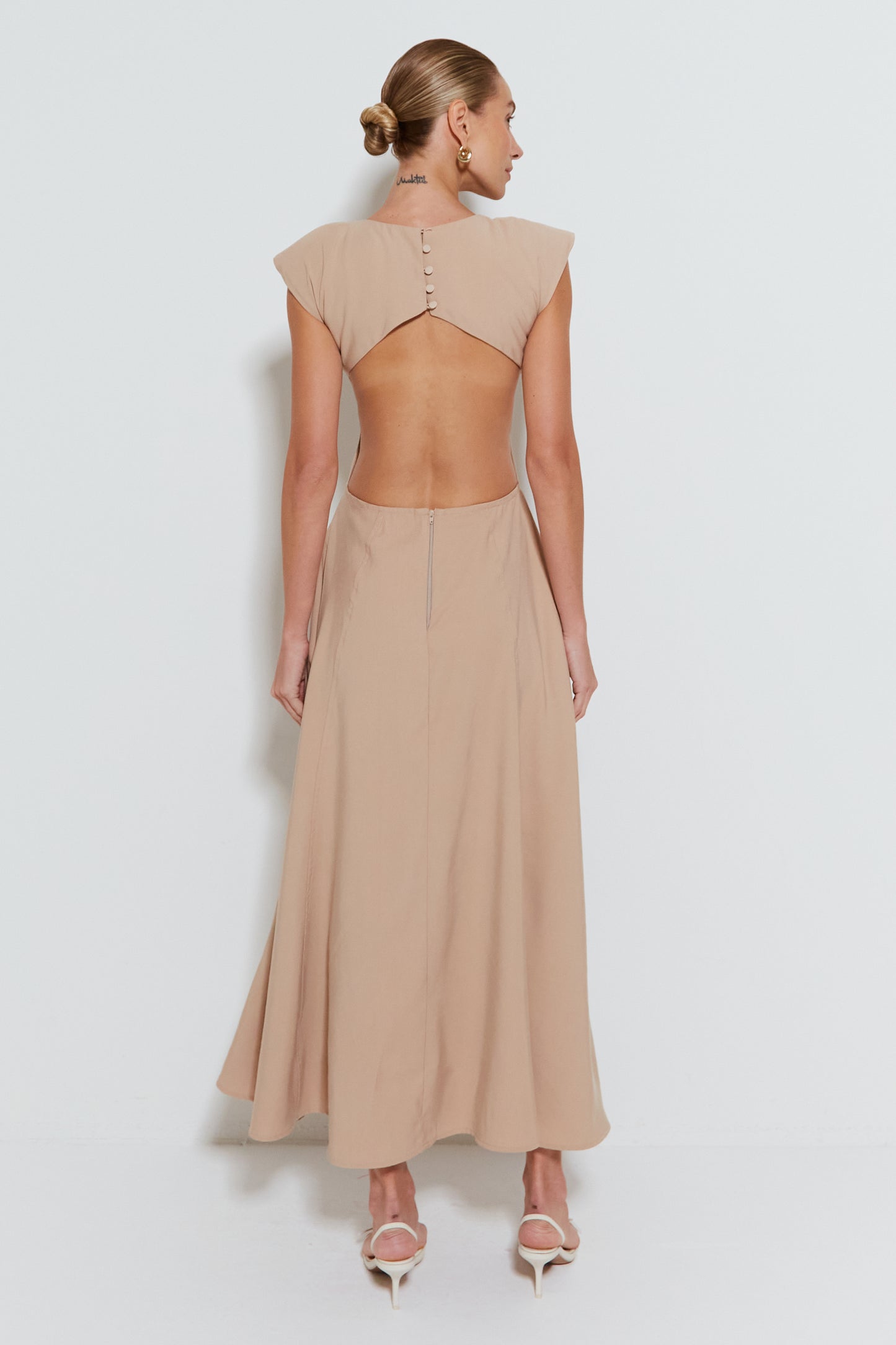 VESTIDO MIDI COM OMBREIRAS E ABERTURA NAS COSTAS KAKI CLARO