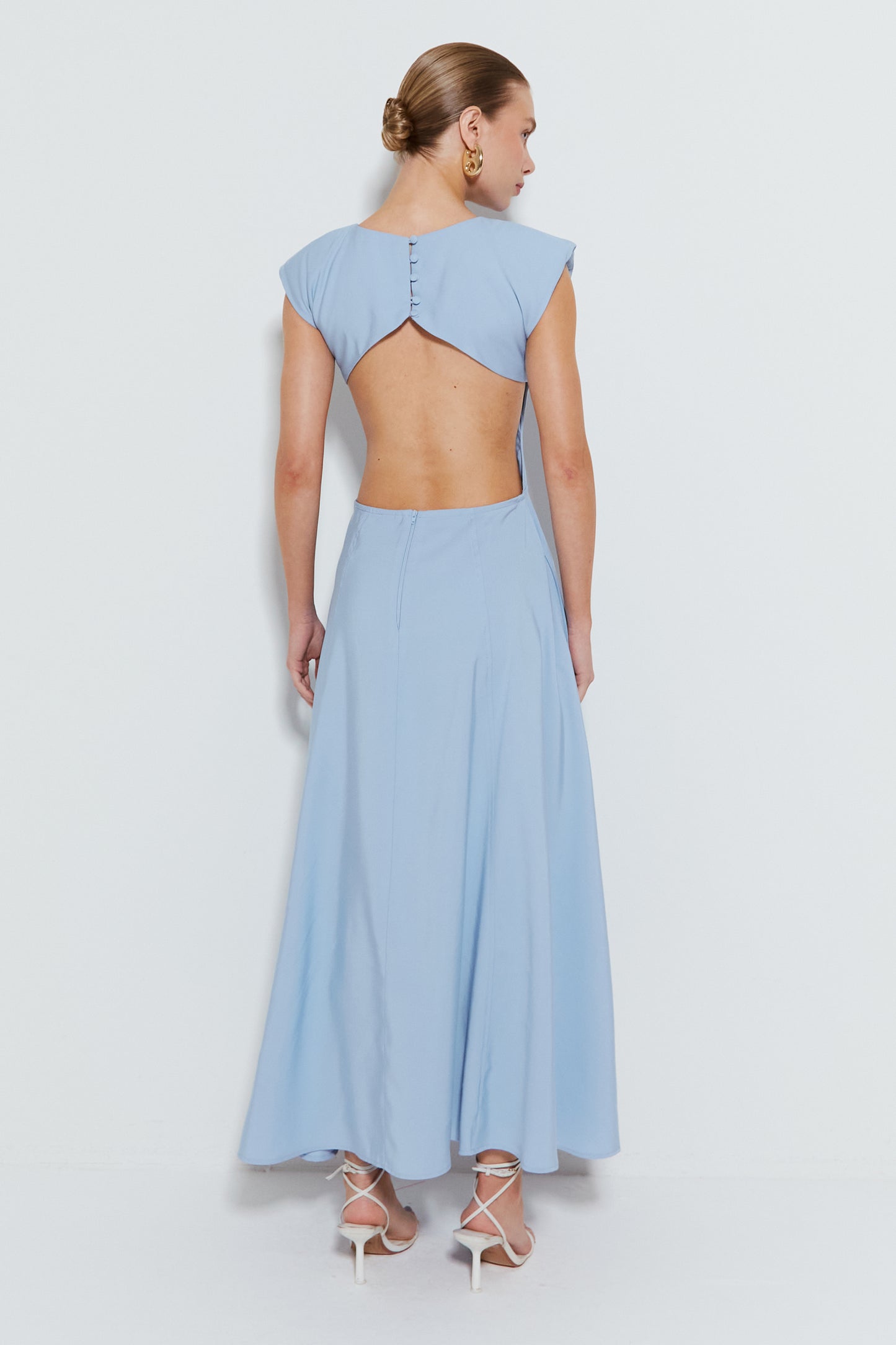 VESTIDO MIDI COM OMBREIRAS E ABERTURA NAS COSTAS AZUL BEBE