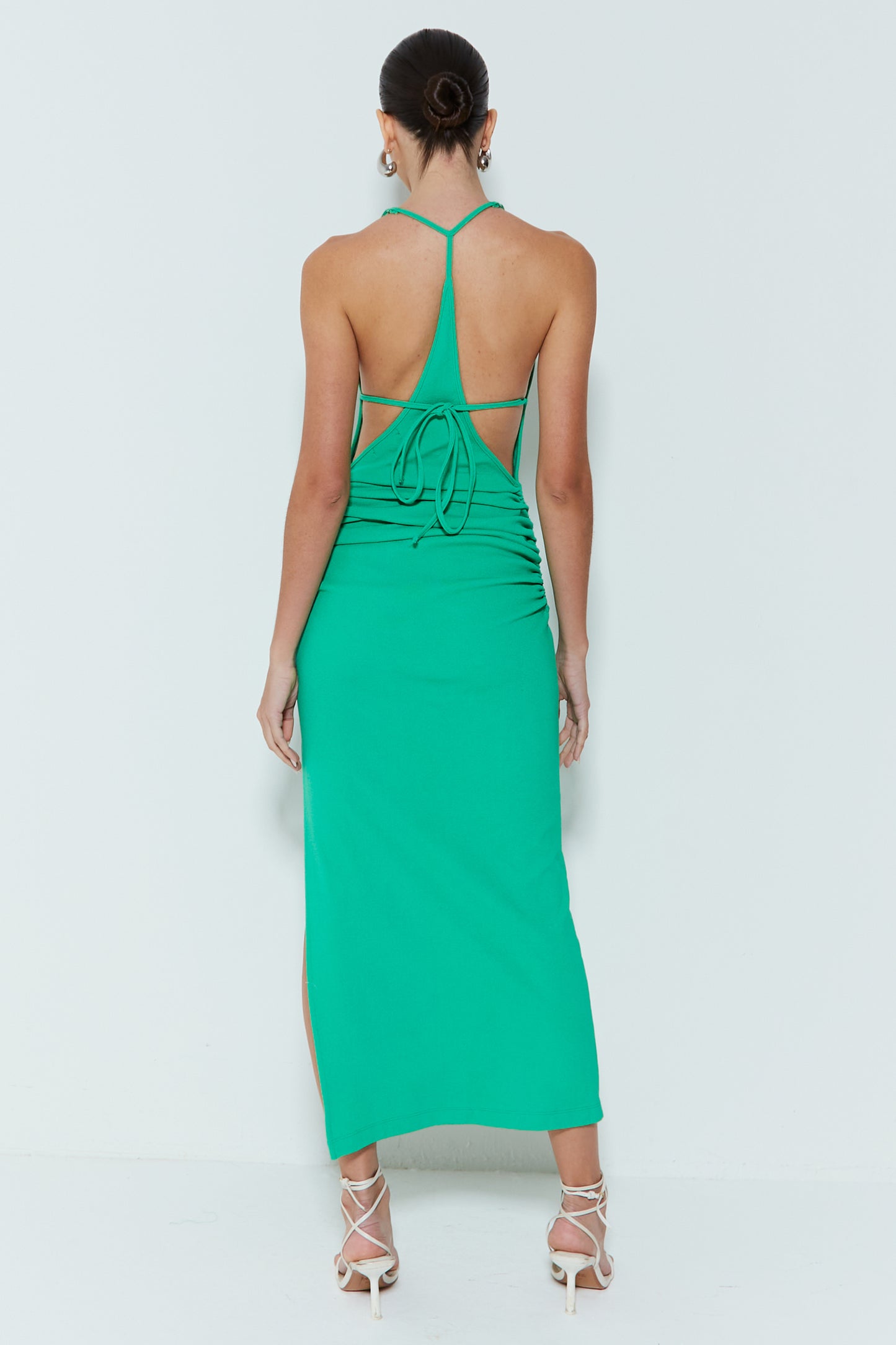 VESTIDO LONGO COM FRANZIDO LATERAL E AMARRACAO COSTAS VERDE LIMA