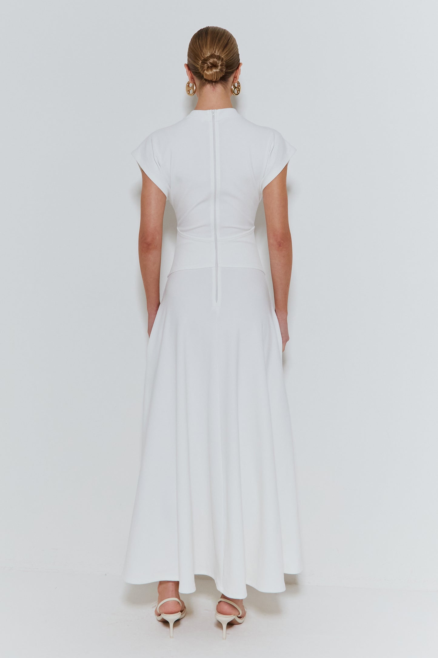 VESTIDO LONGO COM MANGA AMPLA E SAIA RODADA COM FENDA OFF WHITE