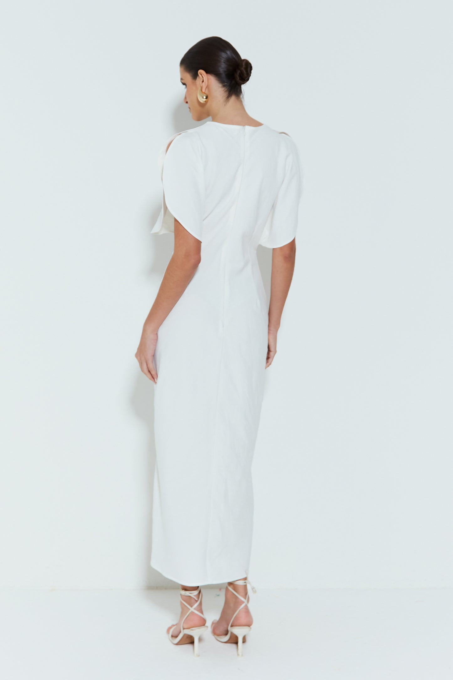 VESTIDO MIDI FRANZIDO FRONTAL E ABERTURA NOS OMBROS OFF WHITE