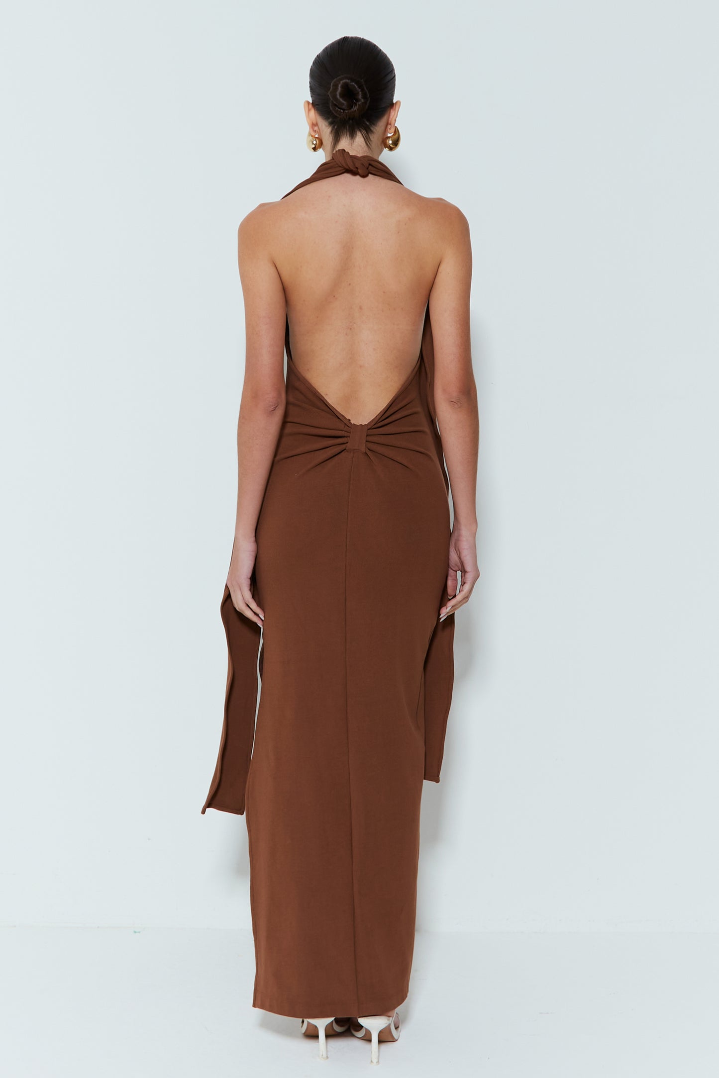 VESTIDO LONGO FRENTE UNICA AMARRACAO NO PESCOCO MARROM