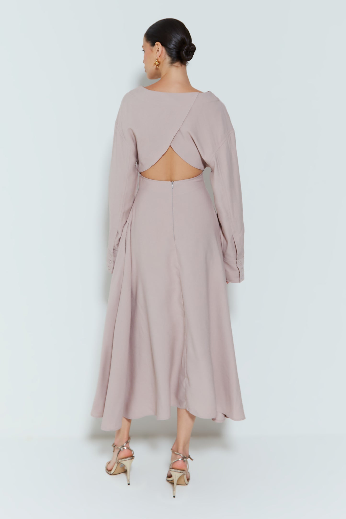 VESTIDO MIDI COM BOLSO FRONTAL E ABERTURA NAS COSTAS MOCA