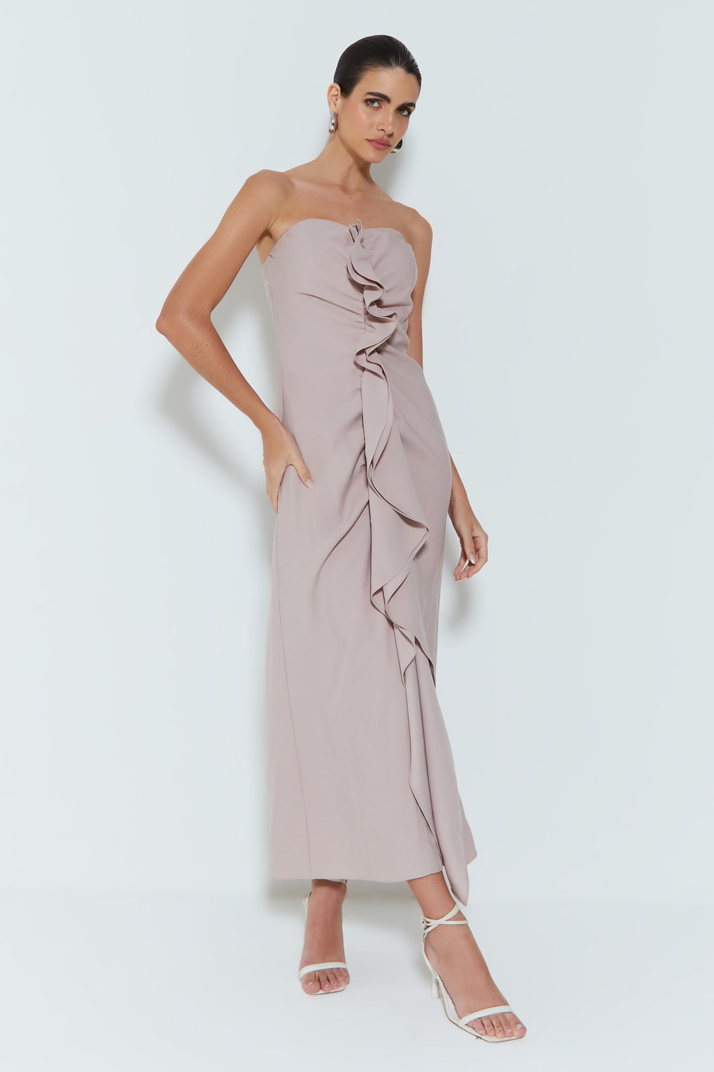 VESTIDO MIDI TOMARA QUE CAIA COM DETALHES BABADOS MOCA