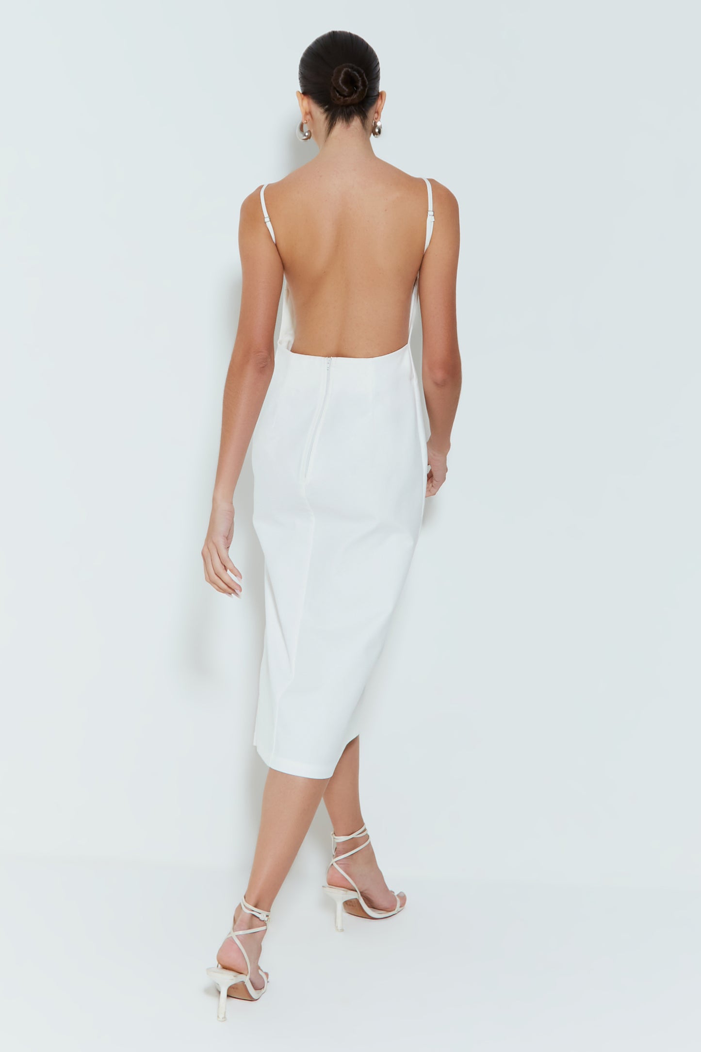 VESTIDO MIDI LISO FRENTE UNICA DECOTE RETO OFF WHITE