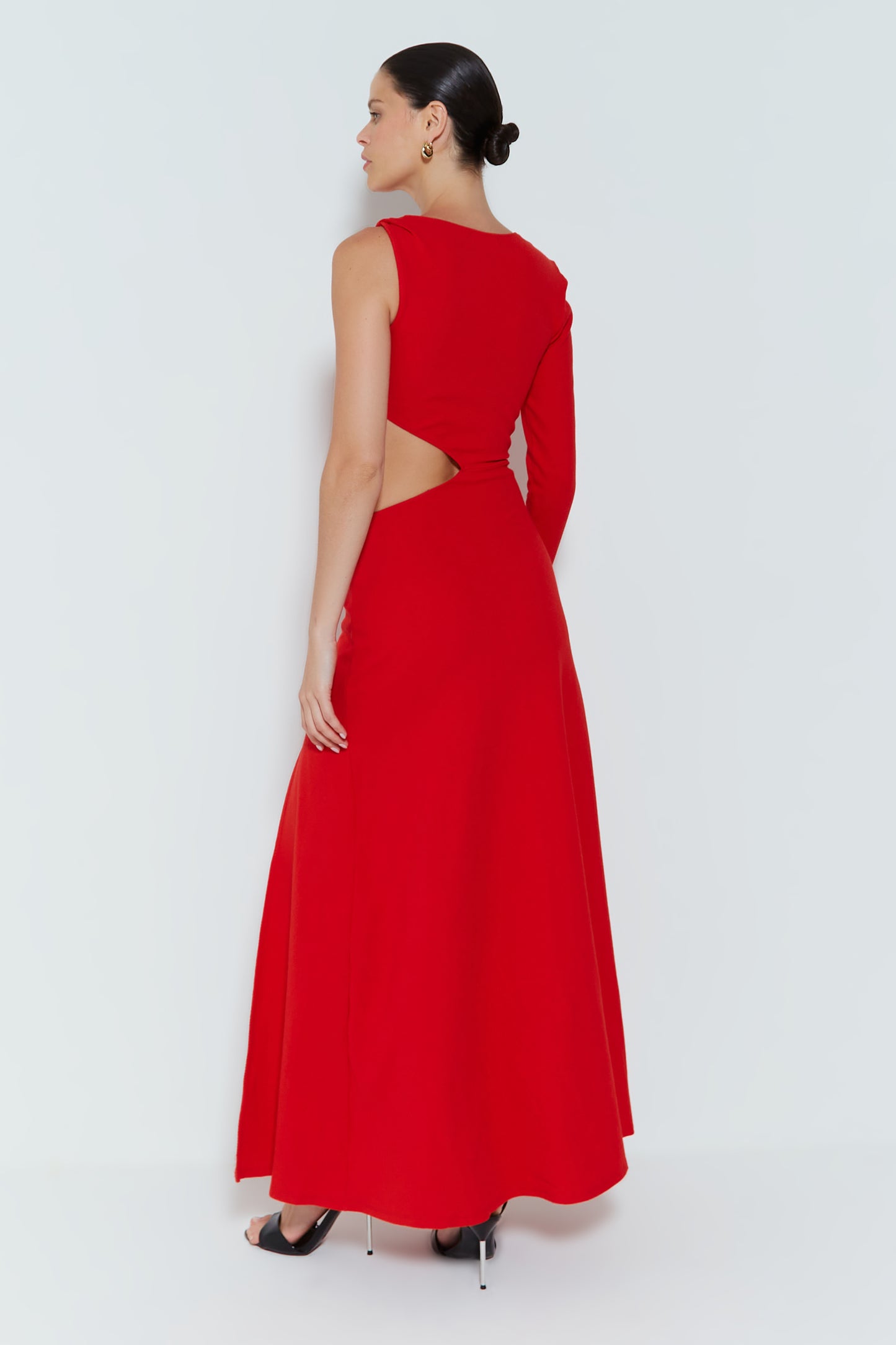 VESTIDO LONGO COM ABERTURA LATERAL E DETALHE NO OMBRO VERMELHO