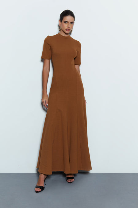 VESTIDO LONGO COM BARRA AMPLA MANGA CURTA E RECORTES MARROM CHOCOLATE