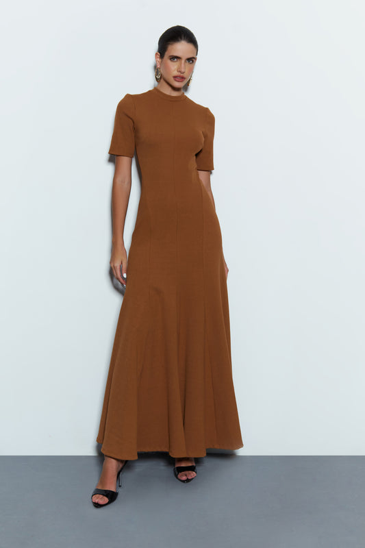 VESTIDO LONGO COM BARRA AMPLA MANGA CURTA E RECORTES MARROM CHOCOLATE