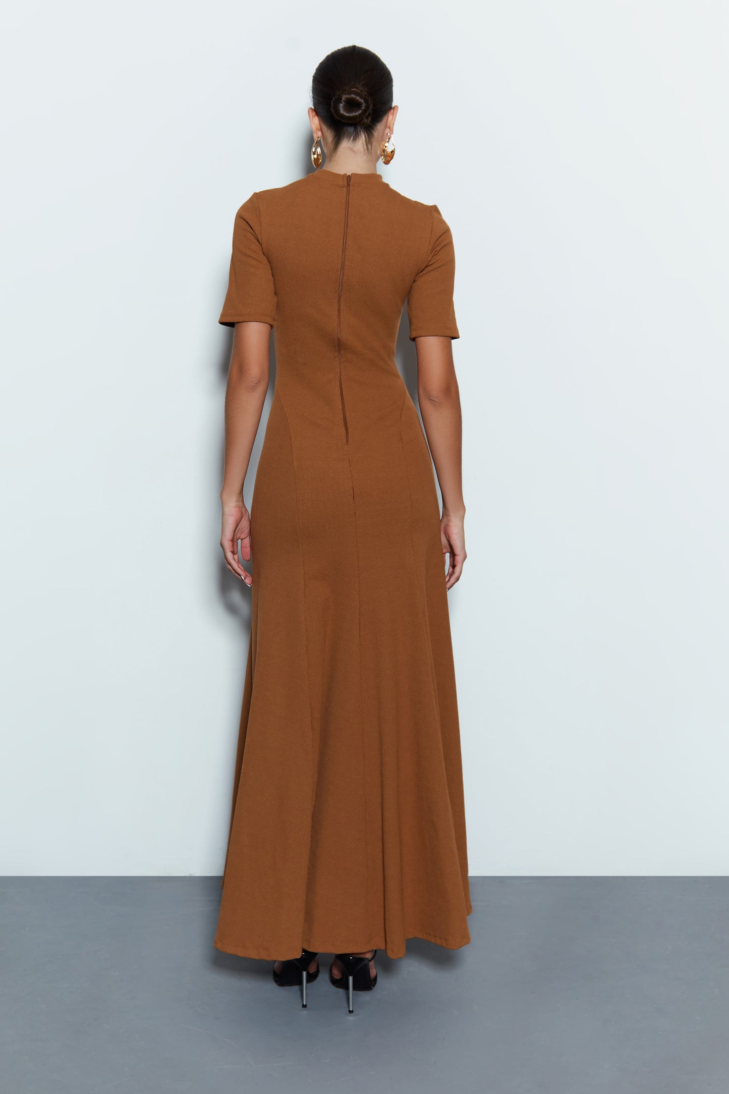 VESTIDO LONGO COM BARRA AMPLA MANGA CURTA E RECORTES MARROM CHOCOLATE