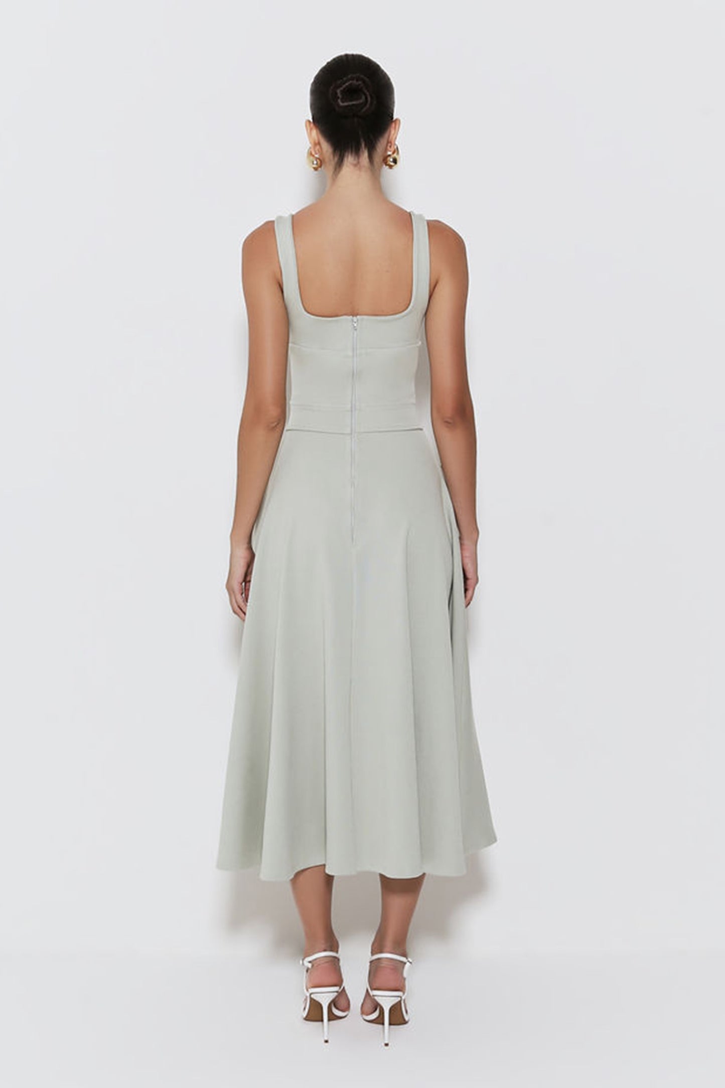 VESTIDO MIDI COM BARRA AMPLA E ABERTURA MEIO BUSTO VERDE MATE