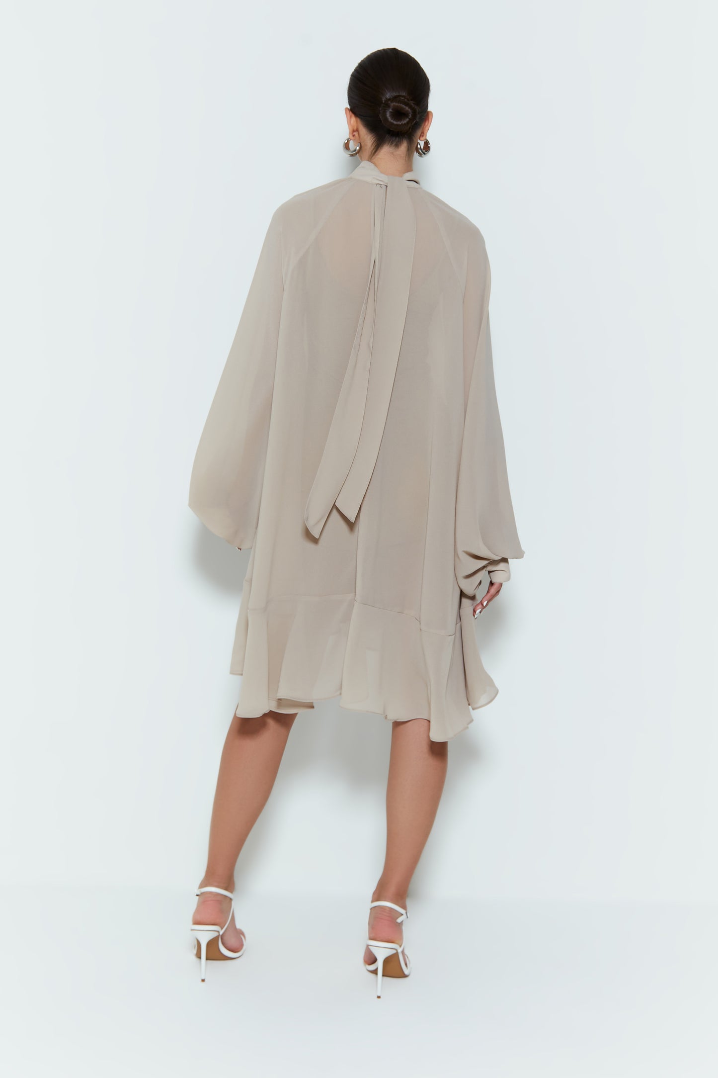 VESTIDO CURTO COM FRANZIDOS AMARRACAO PESCOCO KAKI CLARO