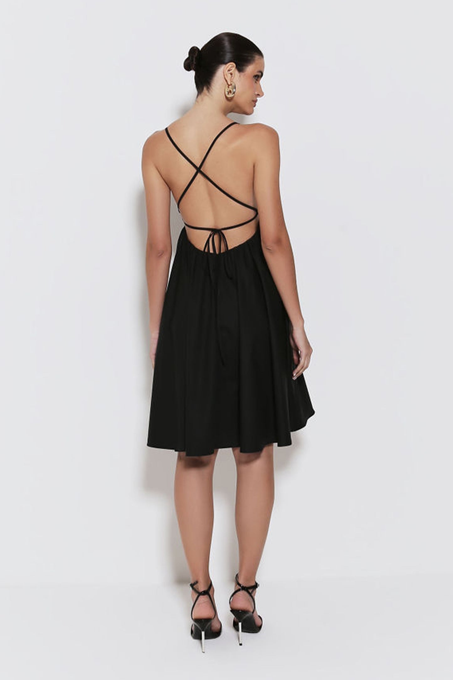 VESTIDO CURTO RODADO COM AMARRACAO COSTAS PRETO