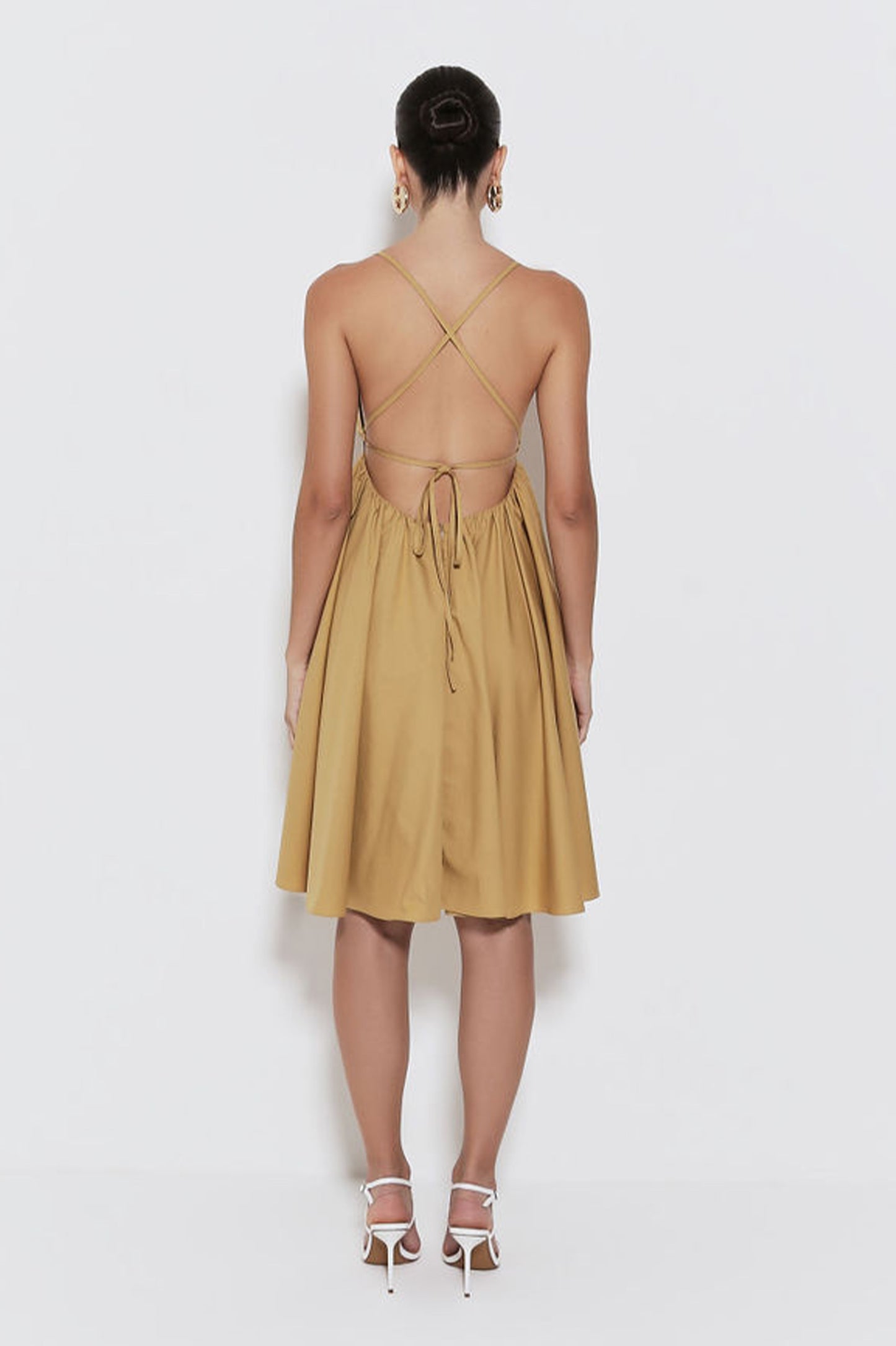 VESTIDO CURTO RODADO COM AMARRACAO COSTAS KAKI