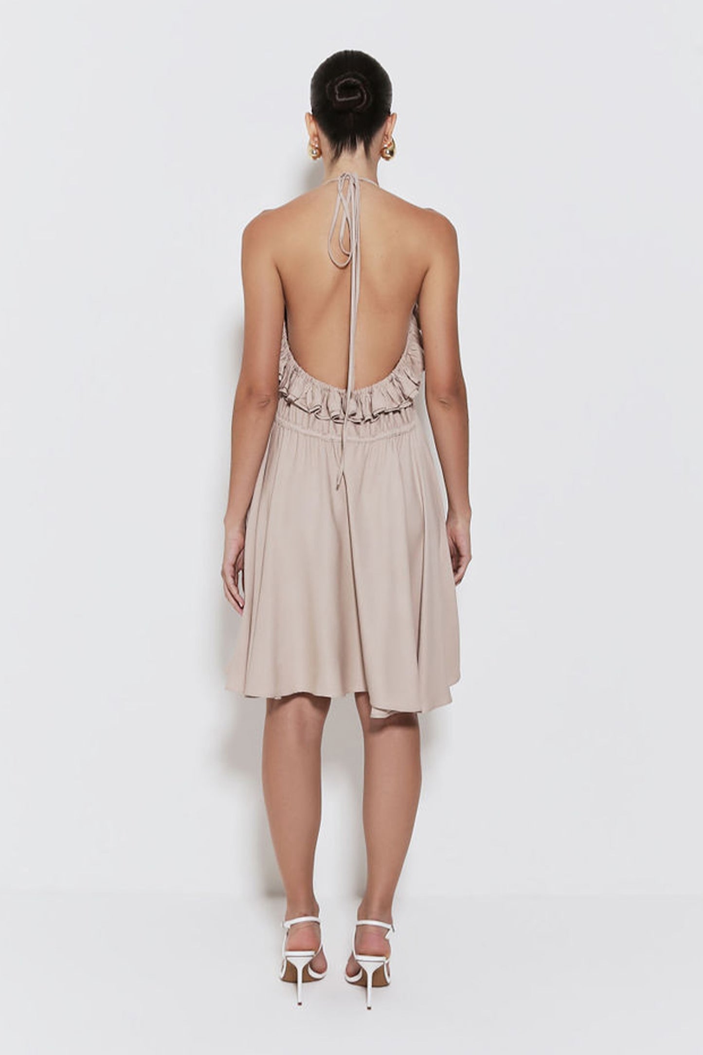 VESTIDO CURTO BABADOS BUSTO E COSTAS E AMARRACAO AREIA