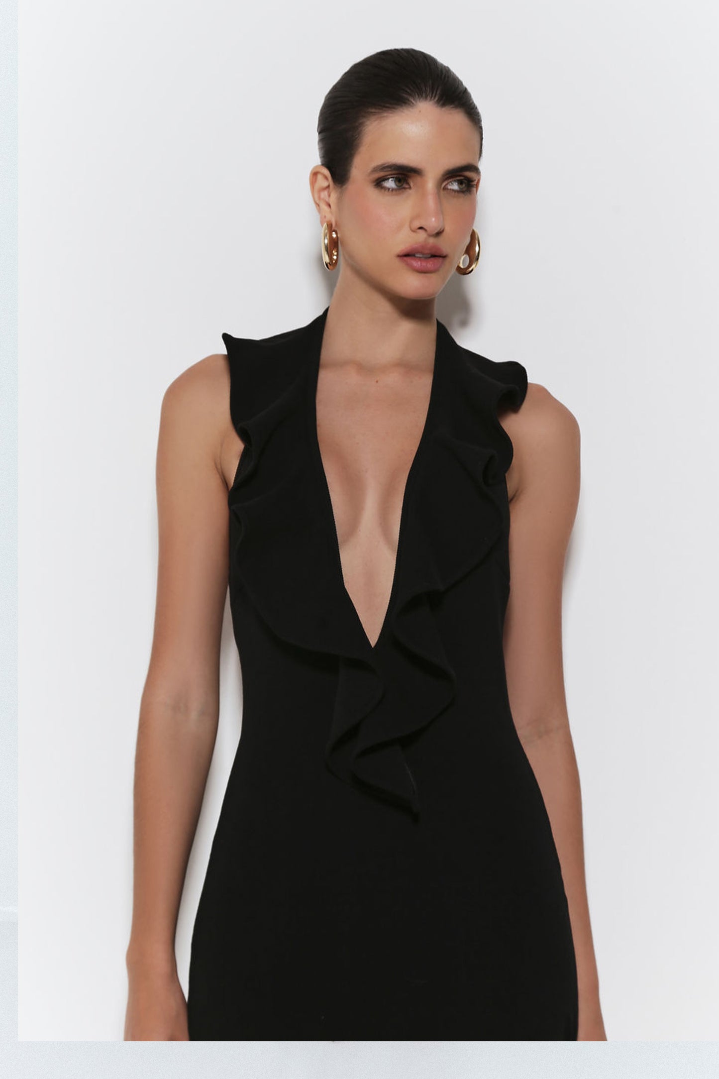 VESTIDO MIDI DECOTE PROFUNDO E COM BABADOS PRETO