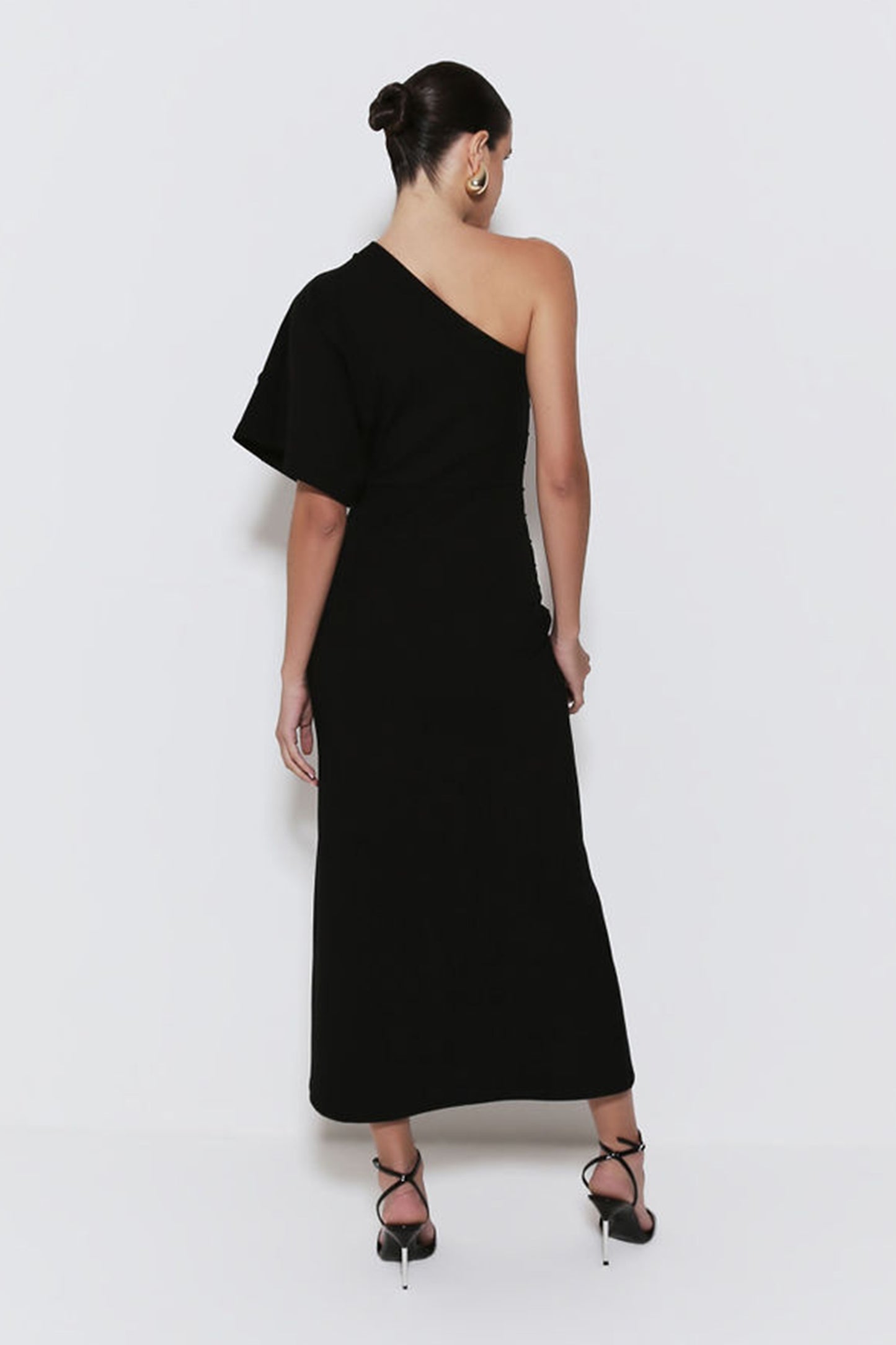 VESTIDO MIDI UM OMBRO SO COM FRISOS PRETO