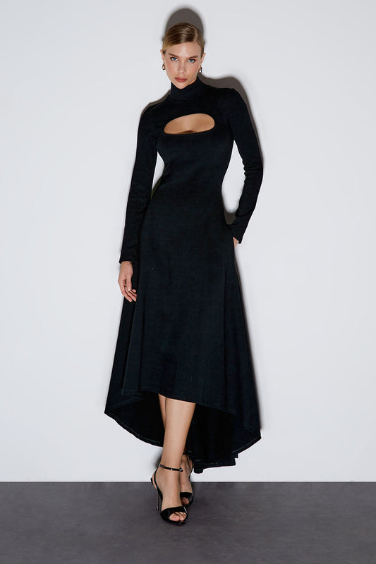 VESTIDO MULLET COM ABERTURA BUSTO E GOLA ALTA PRETO