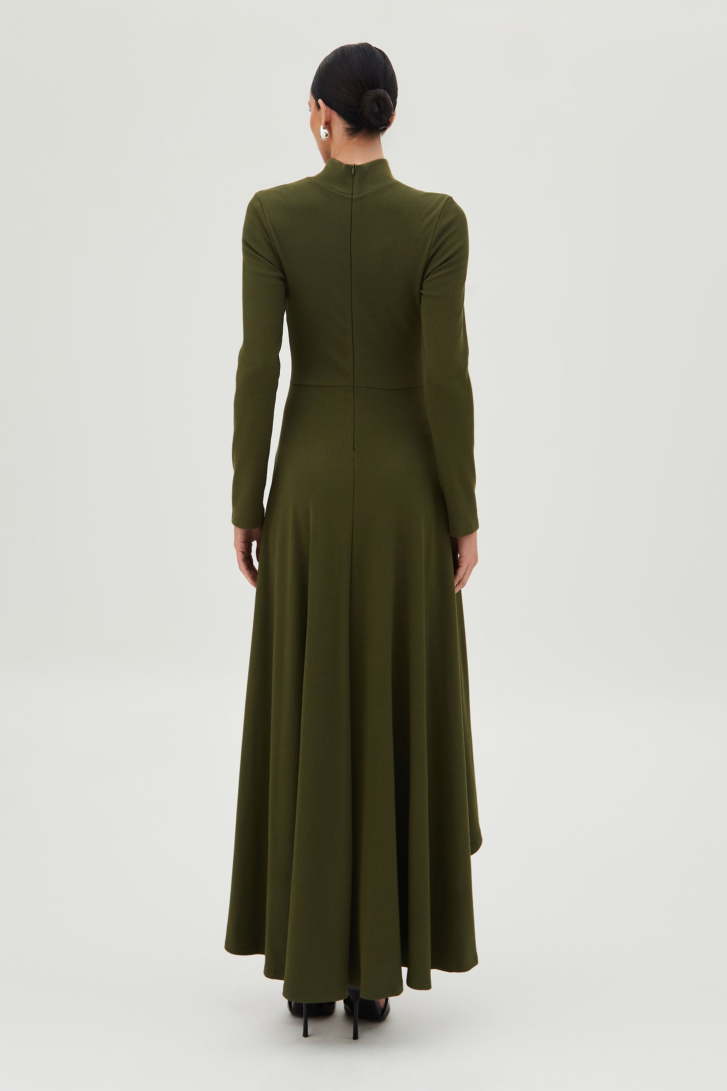 VESTIDO MULLET COM ABERTURA BUSTO E GOLA ALTA VERDE MILITAR