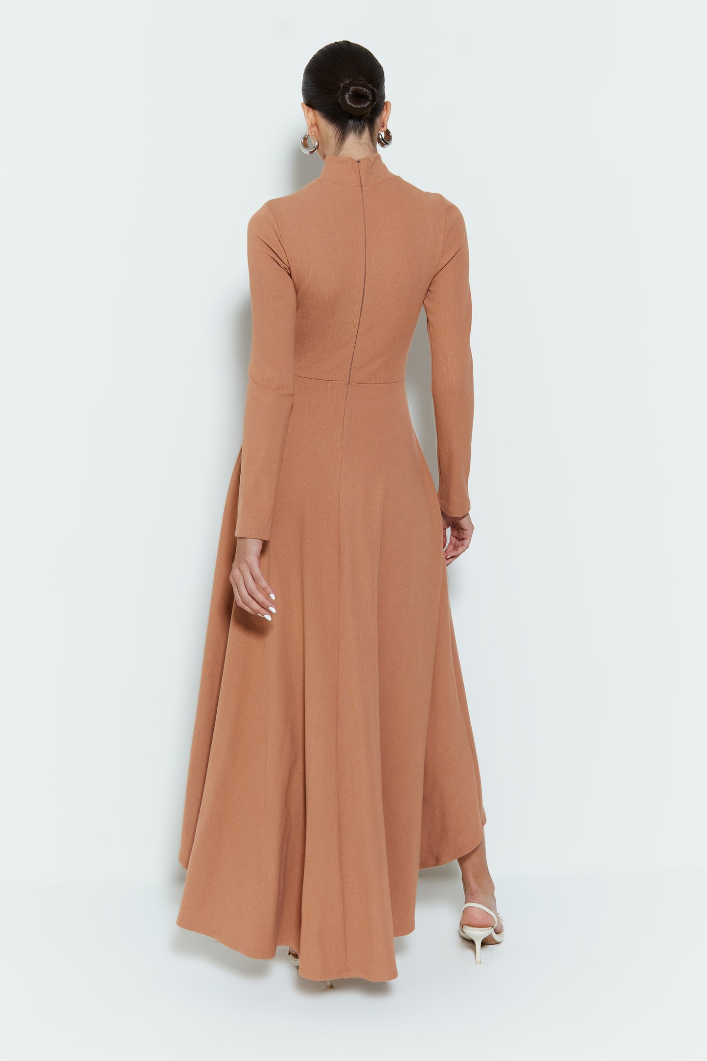 VESTIDO MULLET COM ABERTURA BUSTO E GOLA ALTA MOCHA MOUSSE