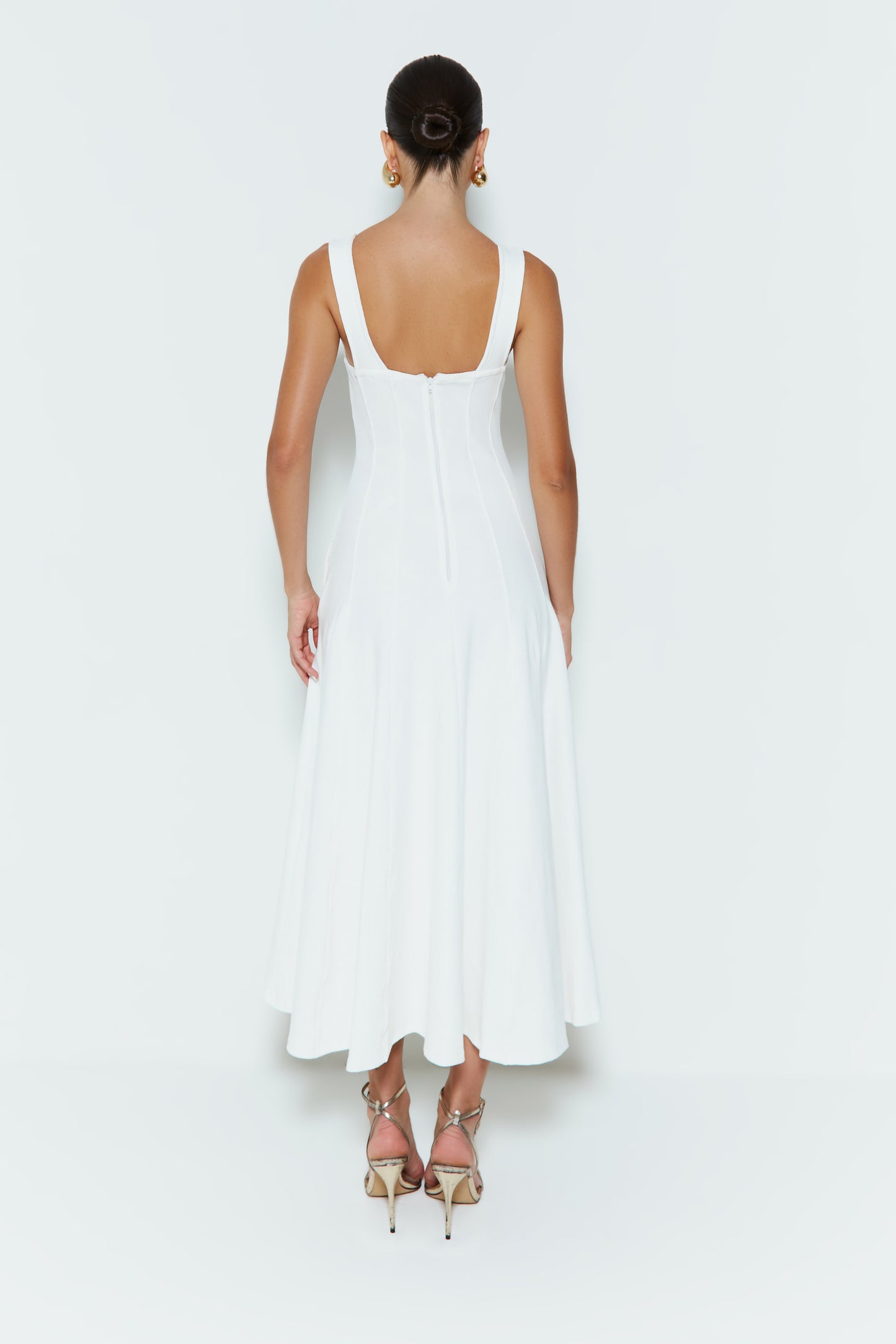 VESTIDO MIDI COM FRISOS ALCAS LARGAS E BARRA AMPLA OFF WHITE