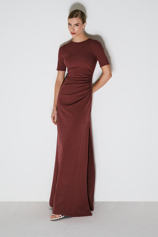 VESTIDO LONGO MANGA CURTA COM DRAPEADO LATERAL UVA