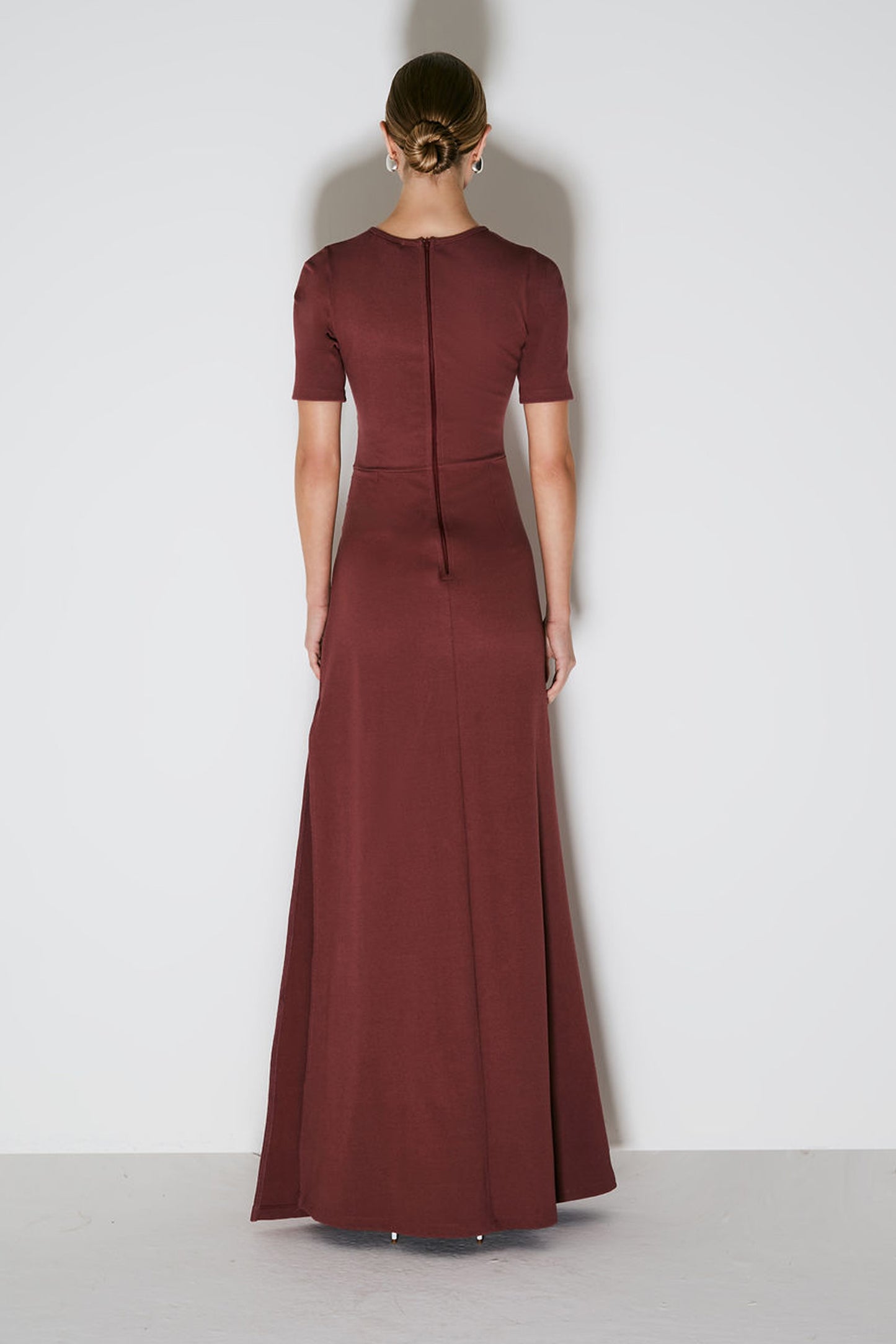 VESTIDO LONGO MANGA CURTA COM DRAPEADO LATERAL UVA