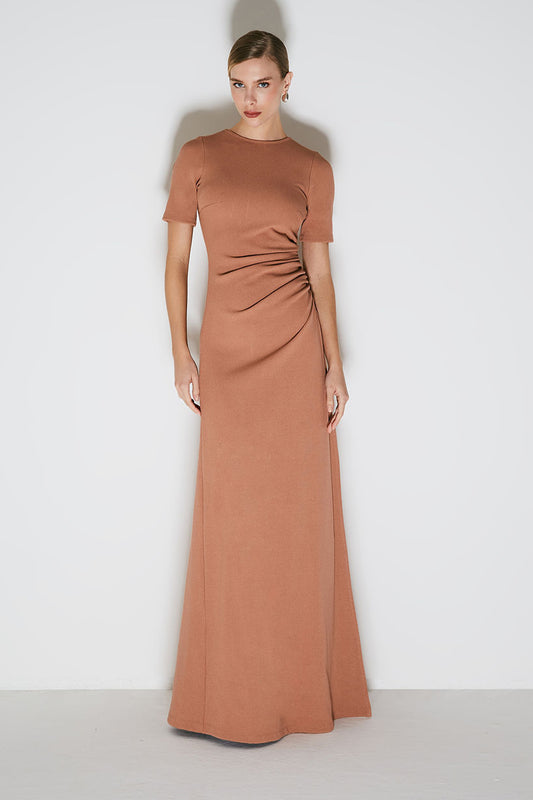 VESTIDO LONGO MANGA CURTA COM DRAPEADO LATERAL MOCHA MOUSSE