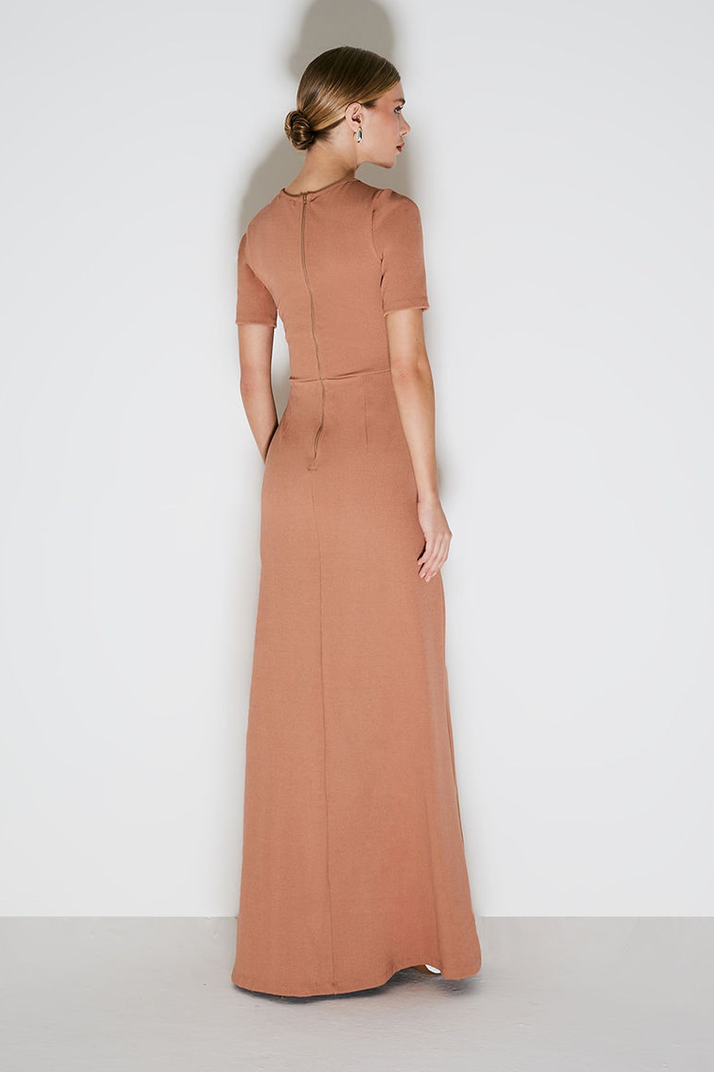 VESTIDO LONGO MANGA CURTA COM DRAPEADO LATERAL MOCHA MOUSSE