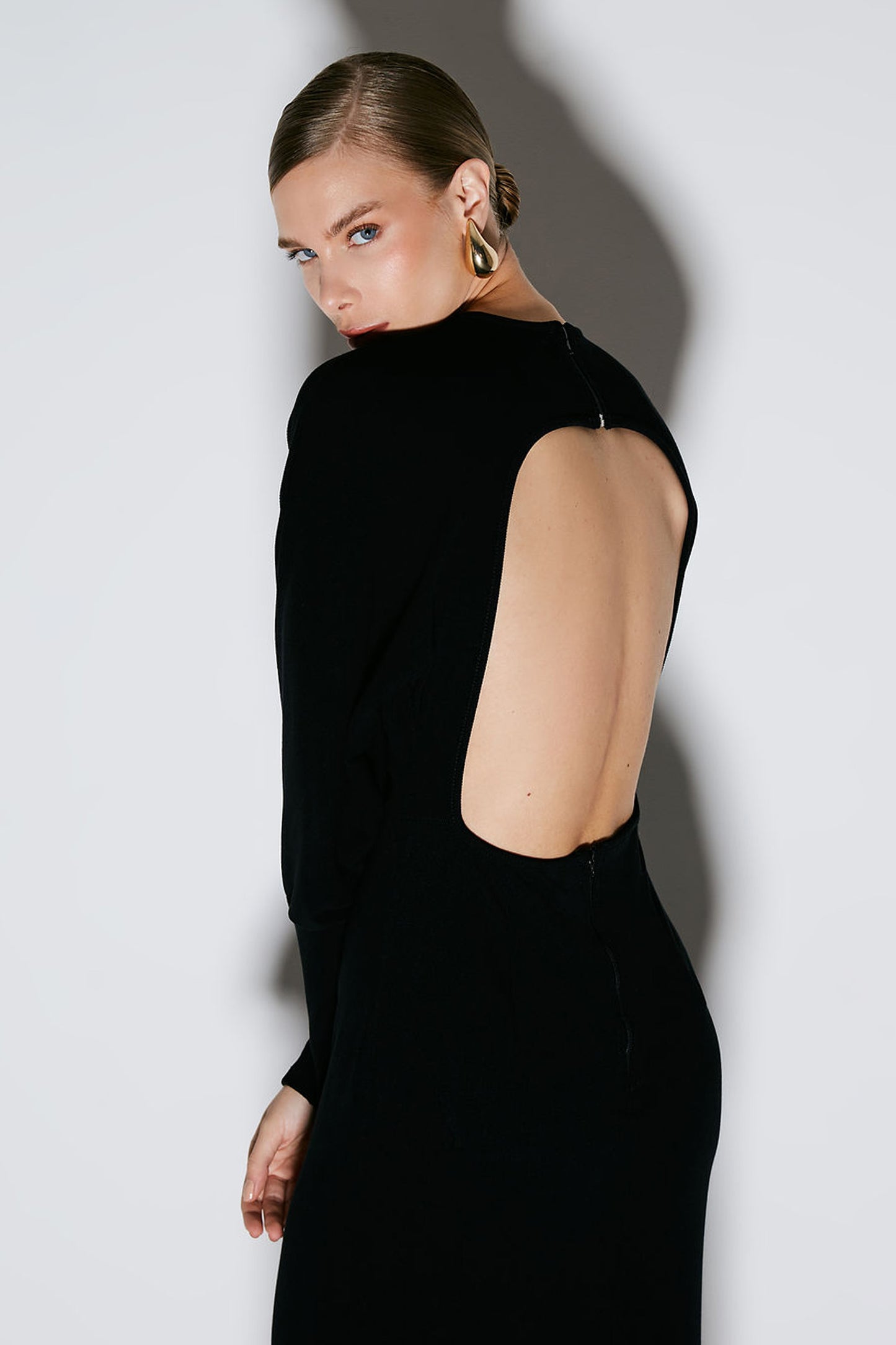 VESTIDO MIDI COM MANGA MORCEGO E ABERTURA COSTAS PRETO