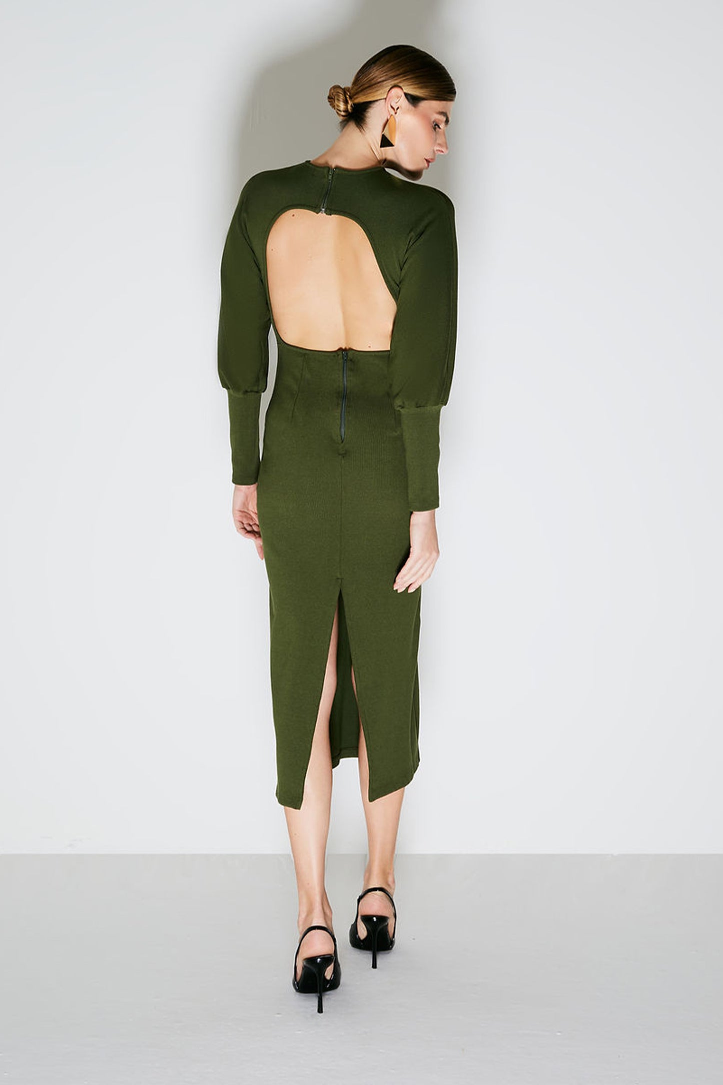 VESTIDO MIDI COM MANGA MORCEGO E ABERTURA COSTAS VERDE MILITAR