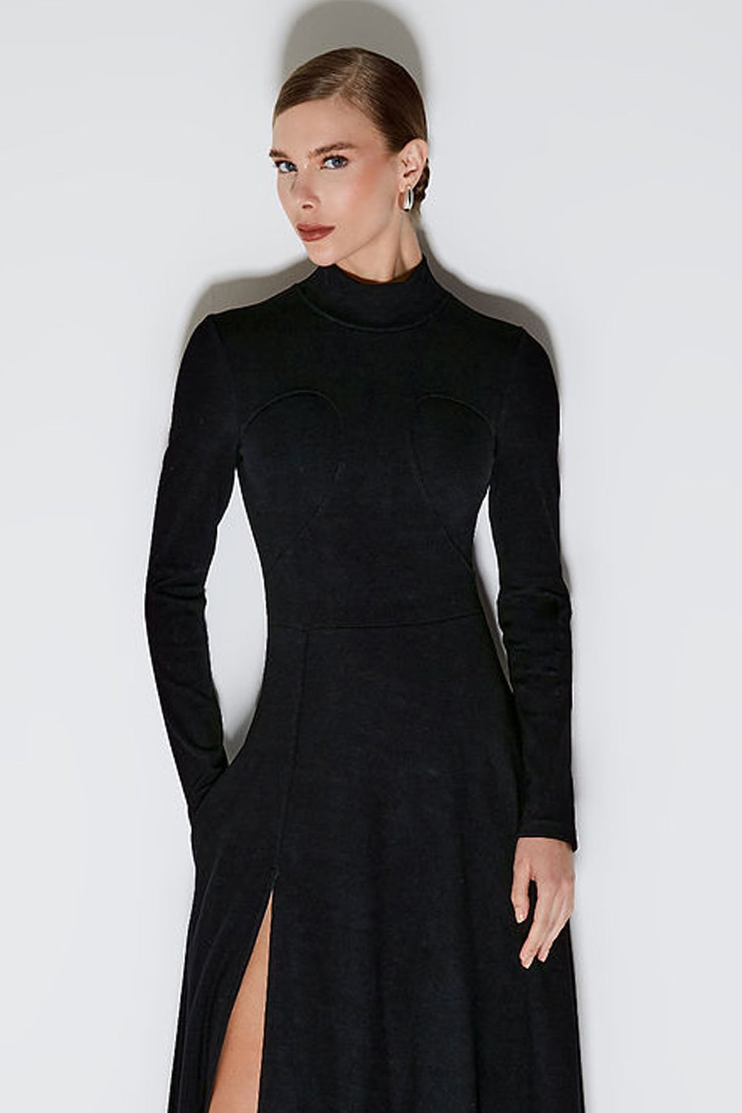 VESTIDO MIDI GOLA ALTA COM RECORTE NO BUSTO PRETO