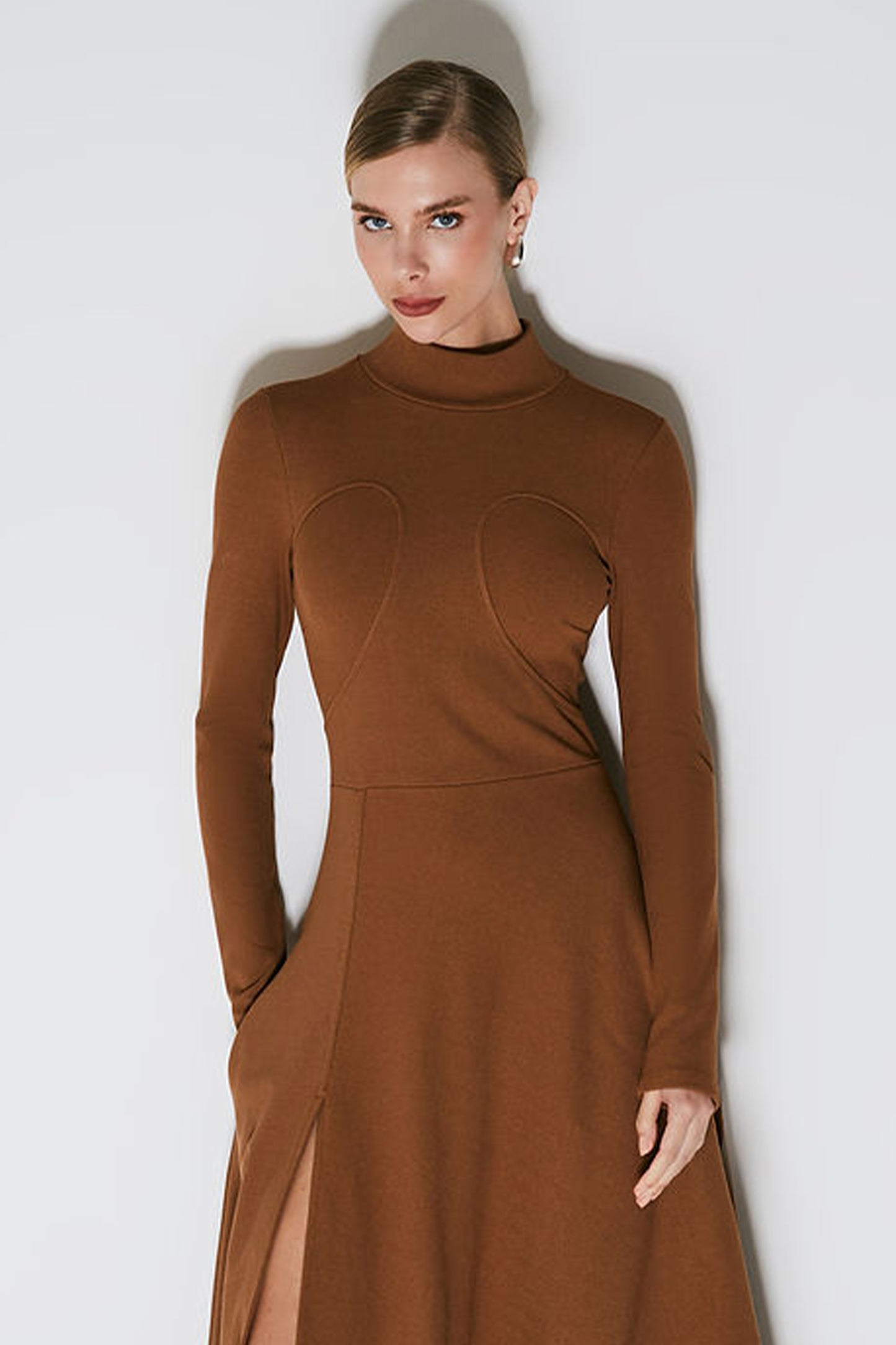 VESTIDO MIDI GOLA ALTA COM RECORTE NO BUSTO MARROM CHOCOLATE