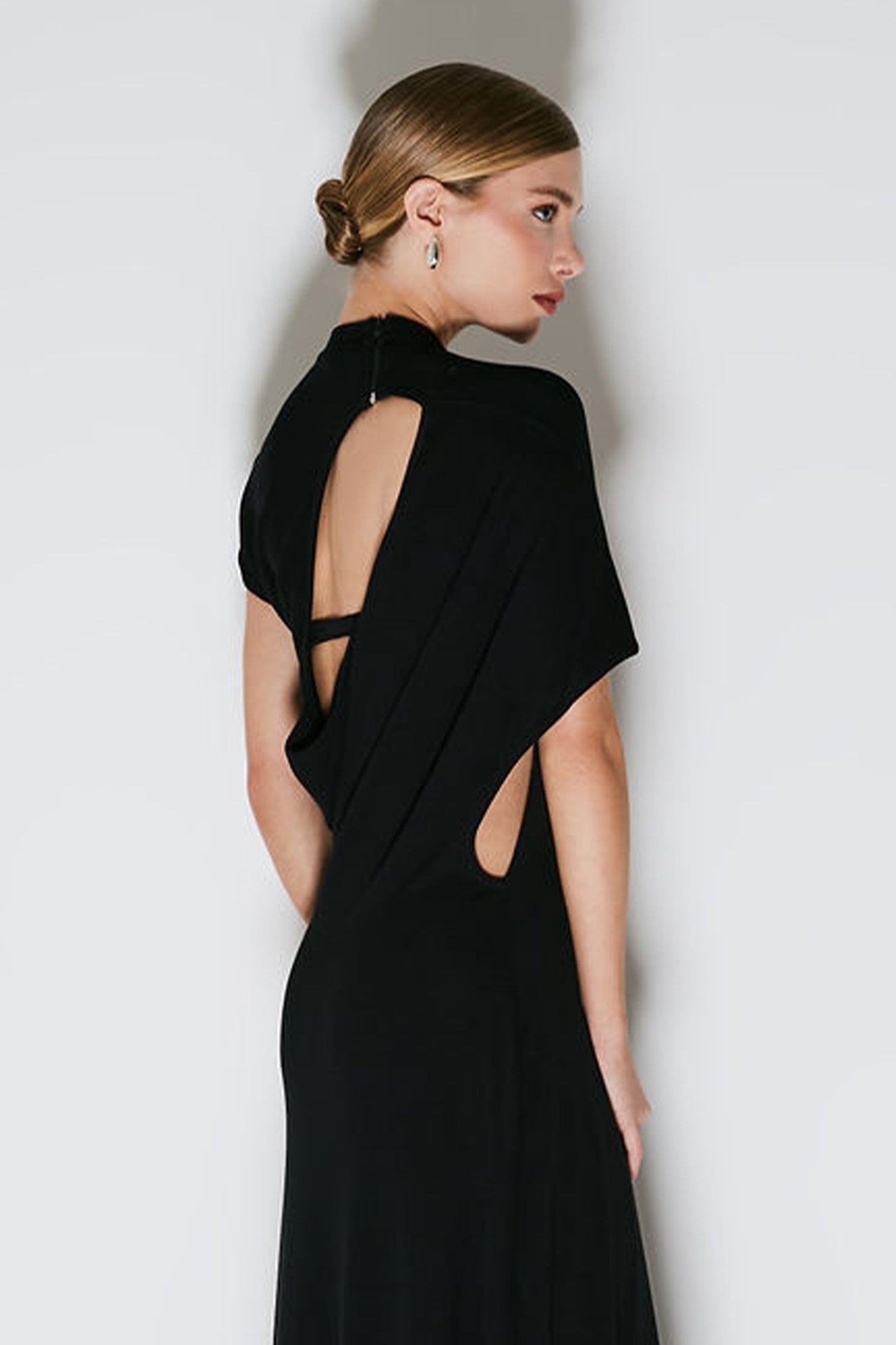 VESTIDO LONGO COM ABERTURA ASSIMETRICA NAS COSTAS PRETO