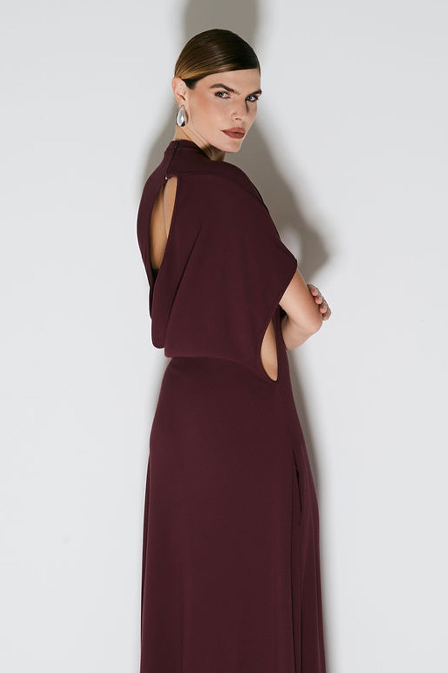 VESTIDO LONGO COM ABERTURA ASSIMETRICA NAS COSTAS VINHO