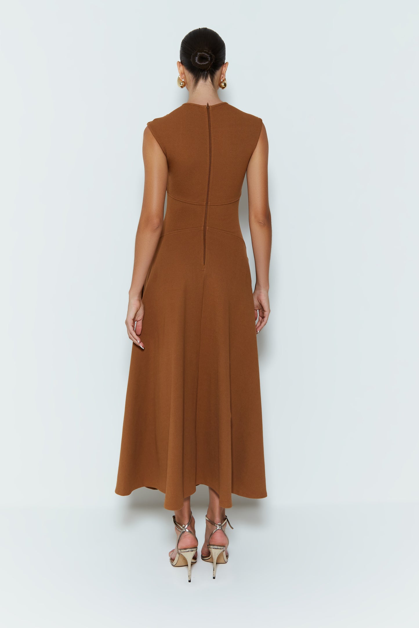 VESTIDO MIDI COM BARBATANA CINTURA E RECORTES BUSTO MARROM CHOCOLATE