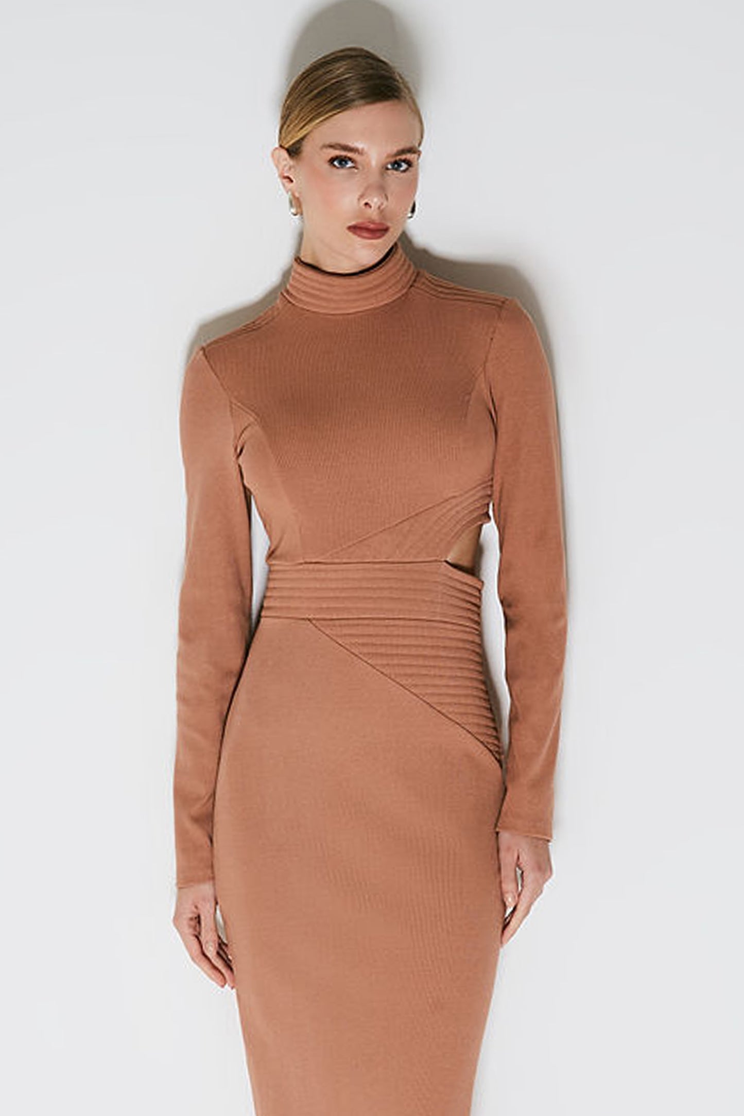 VESTIDO MIDI RECORTES ASSIMETRICOS E ABERTURA LATERAL MOCHA MOUSSE