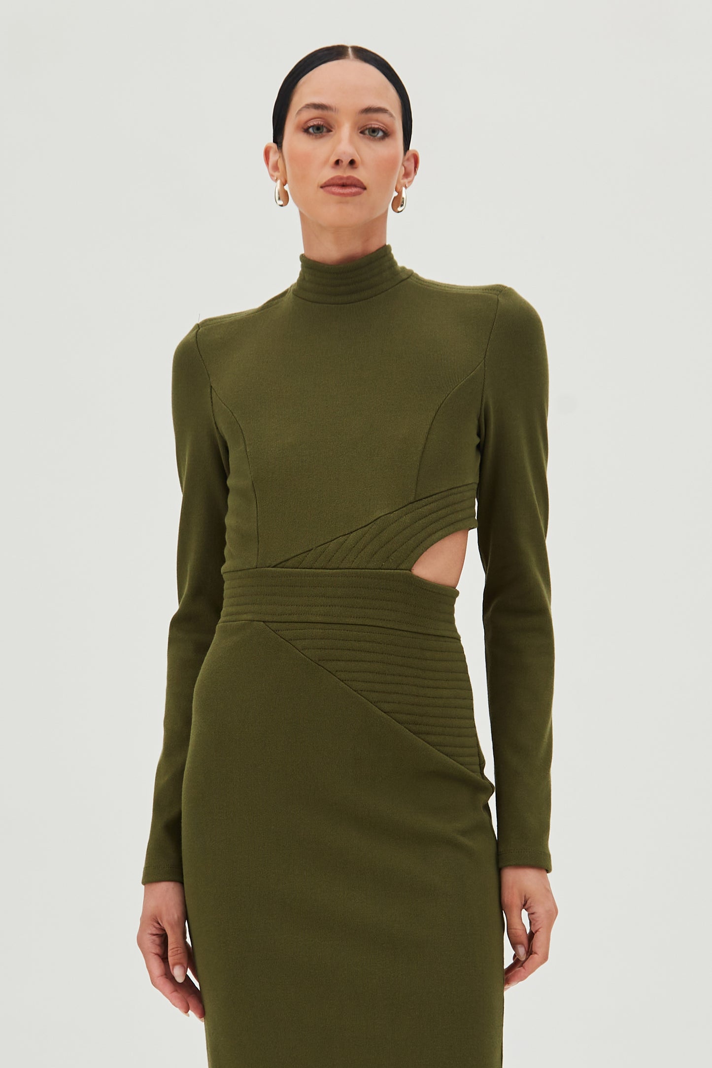 VESTIDO MIDI RECORTES ASSIMETRICOS E ABERTURA LATERAL VERDE MILITAR